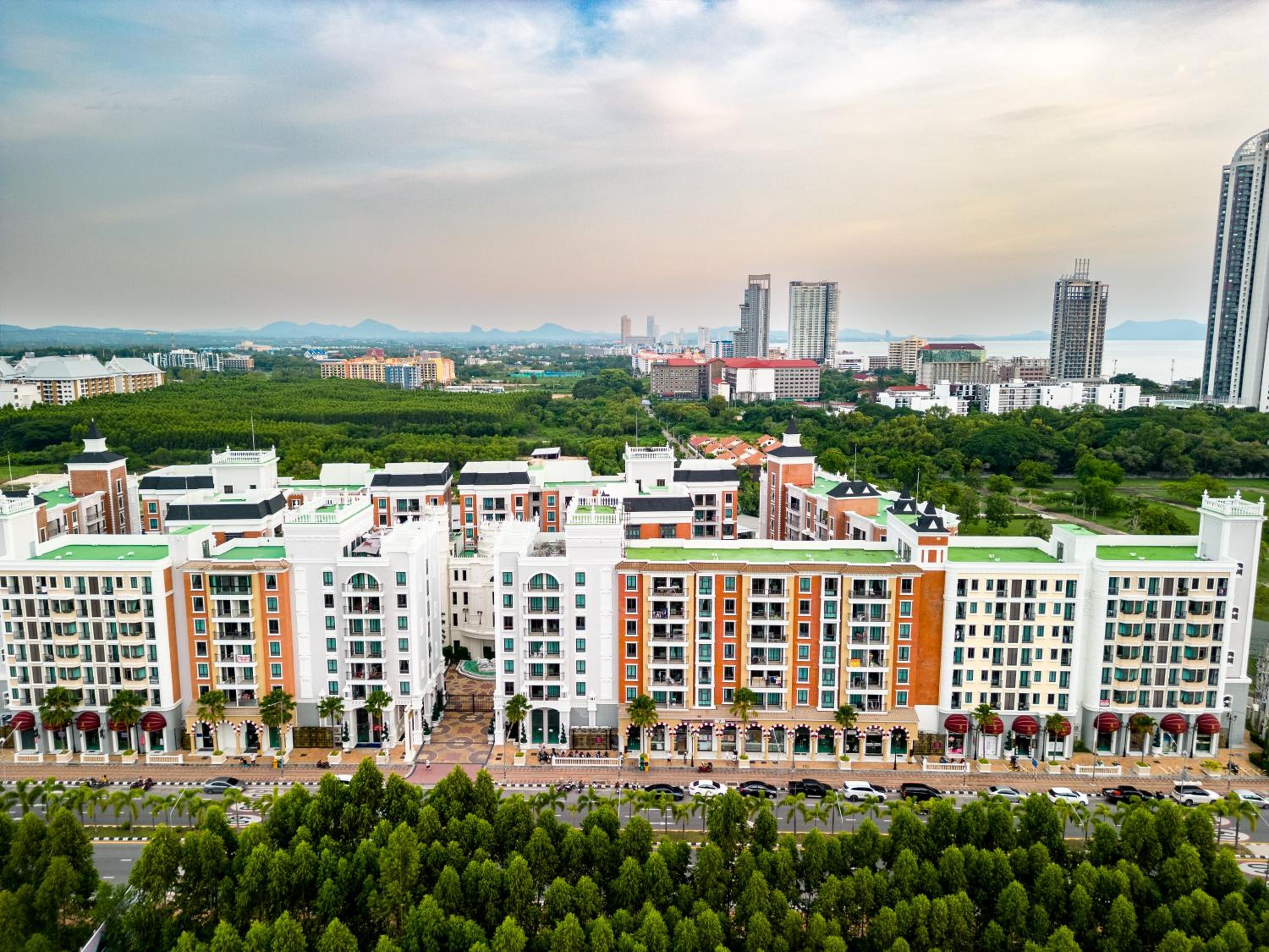 ESPANA RESORT CONDO PATTAYA by LUX view 2