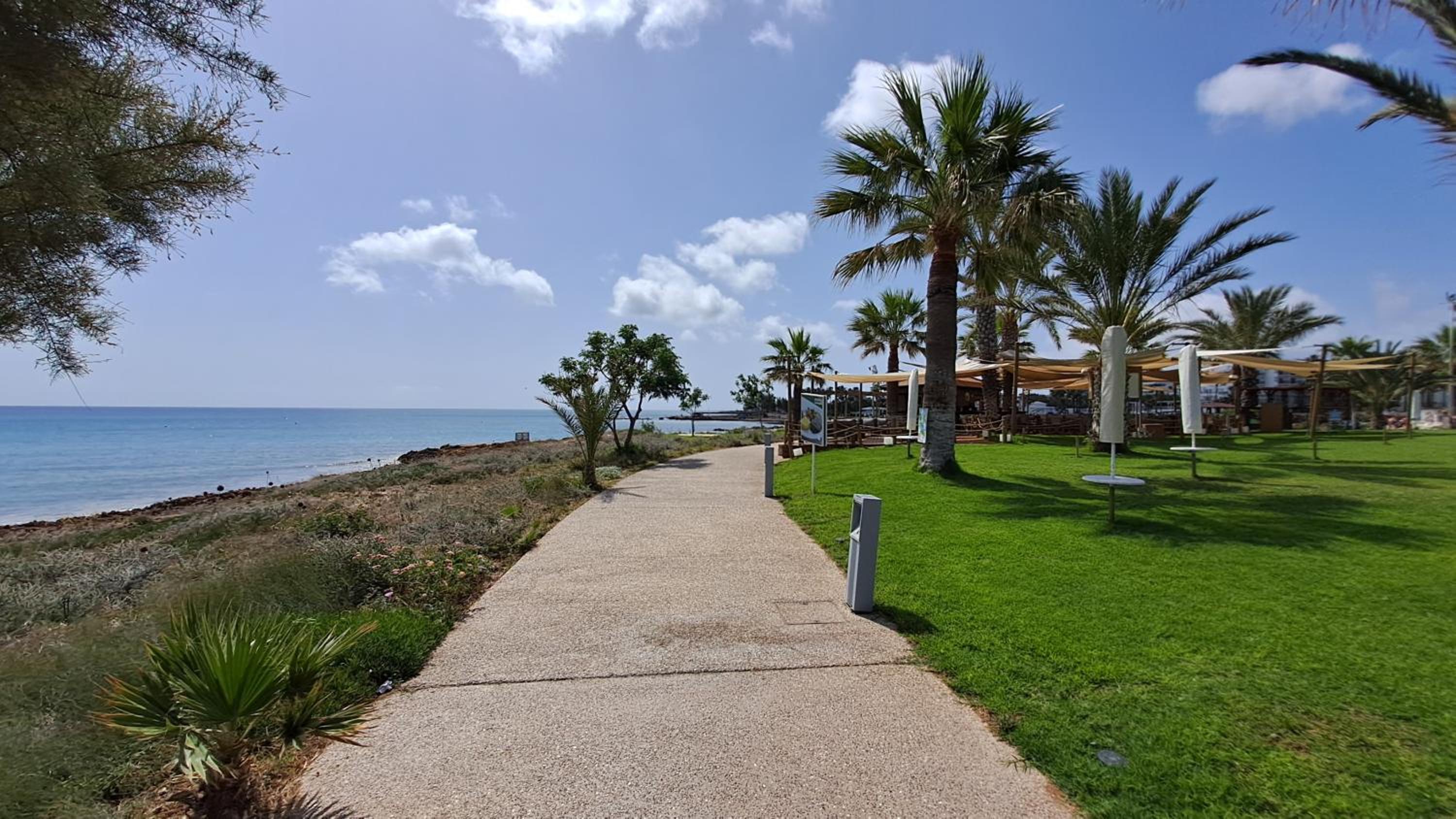Dream Beach House Steps from the Sea & Free Parking