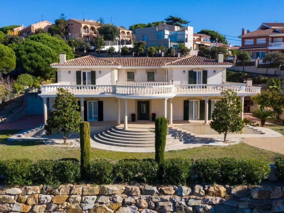 Architectural jewel between sea and mountains