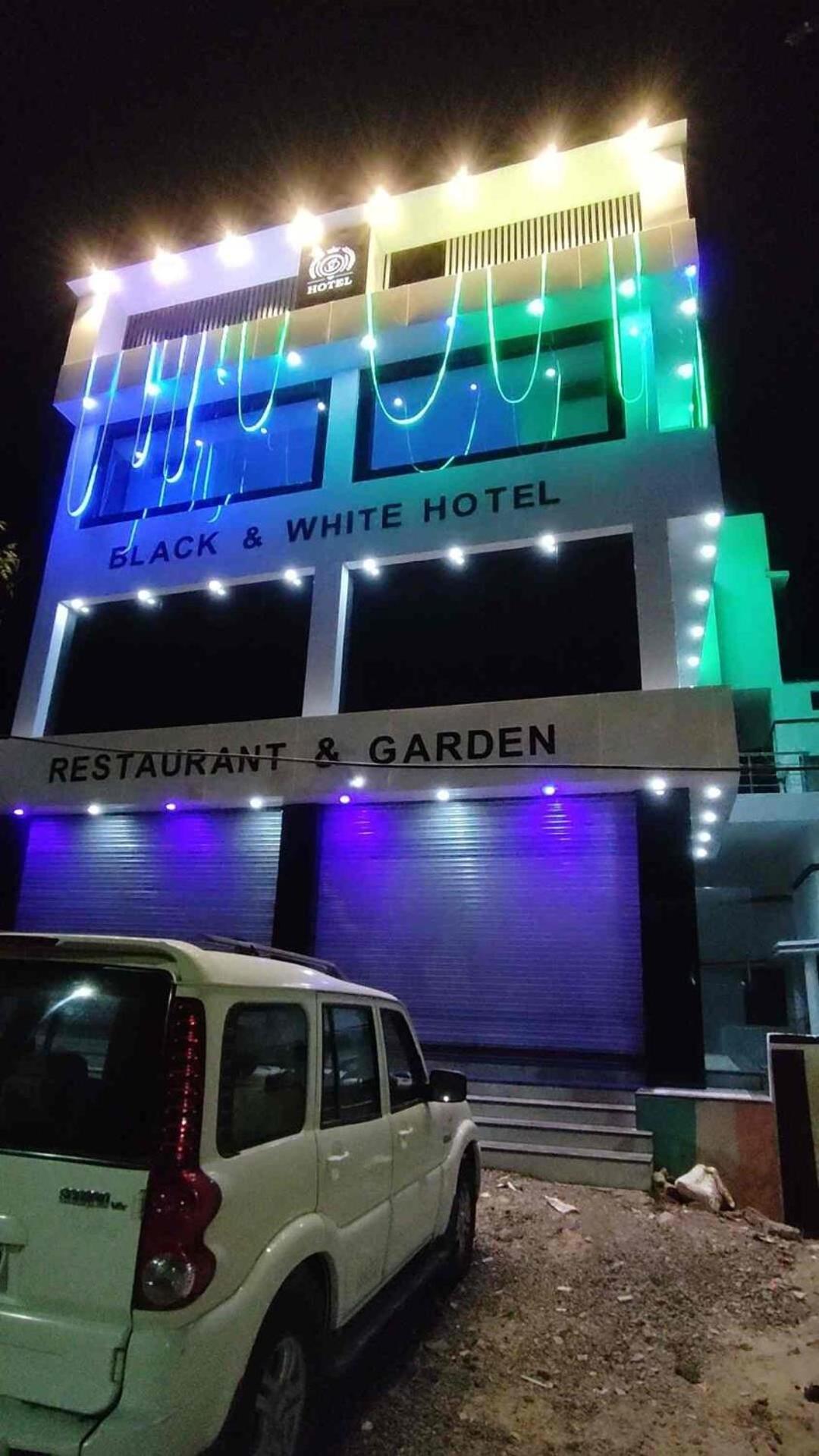 Hotel Black And White Restaurant Garden, Pali