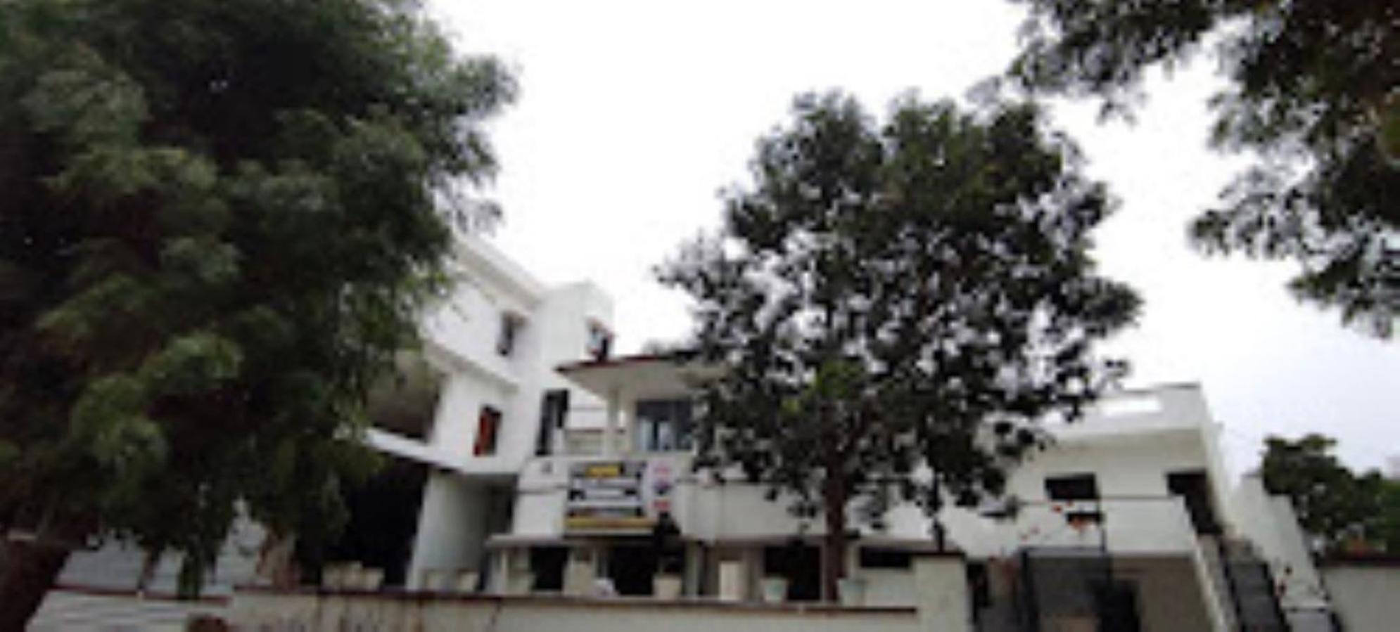 Hotel Black And White Restaurant Garden, Pali