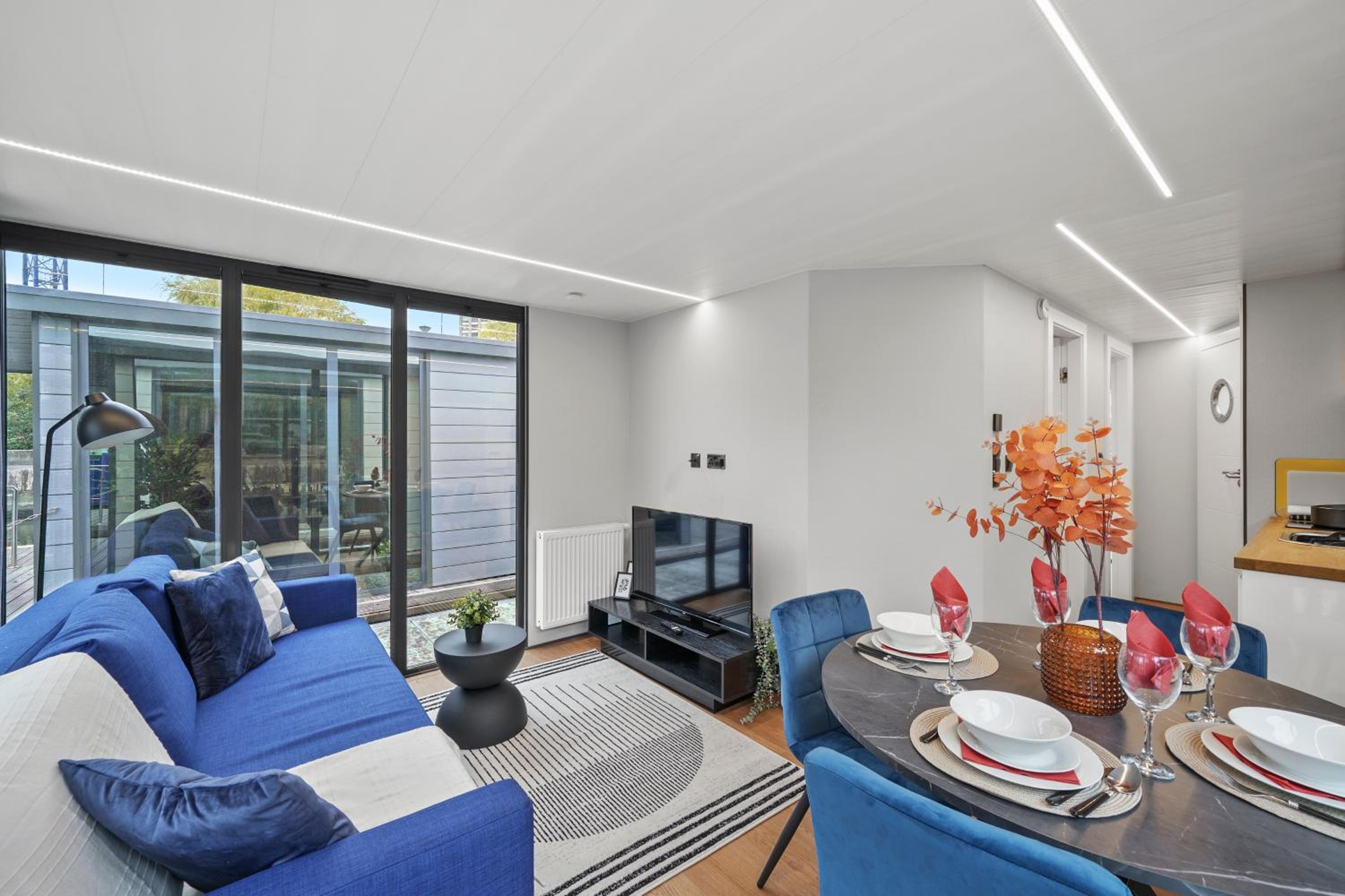 London Water Lodge Retreat - Sleeps 6