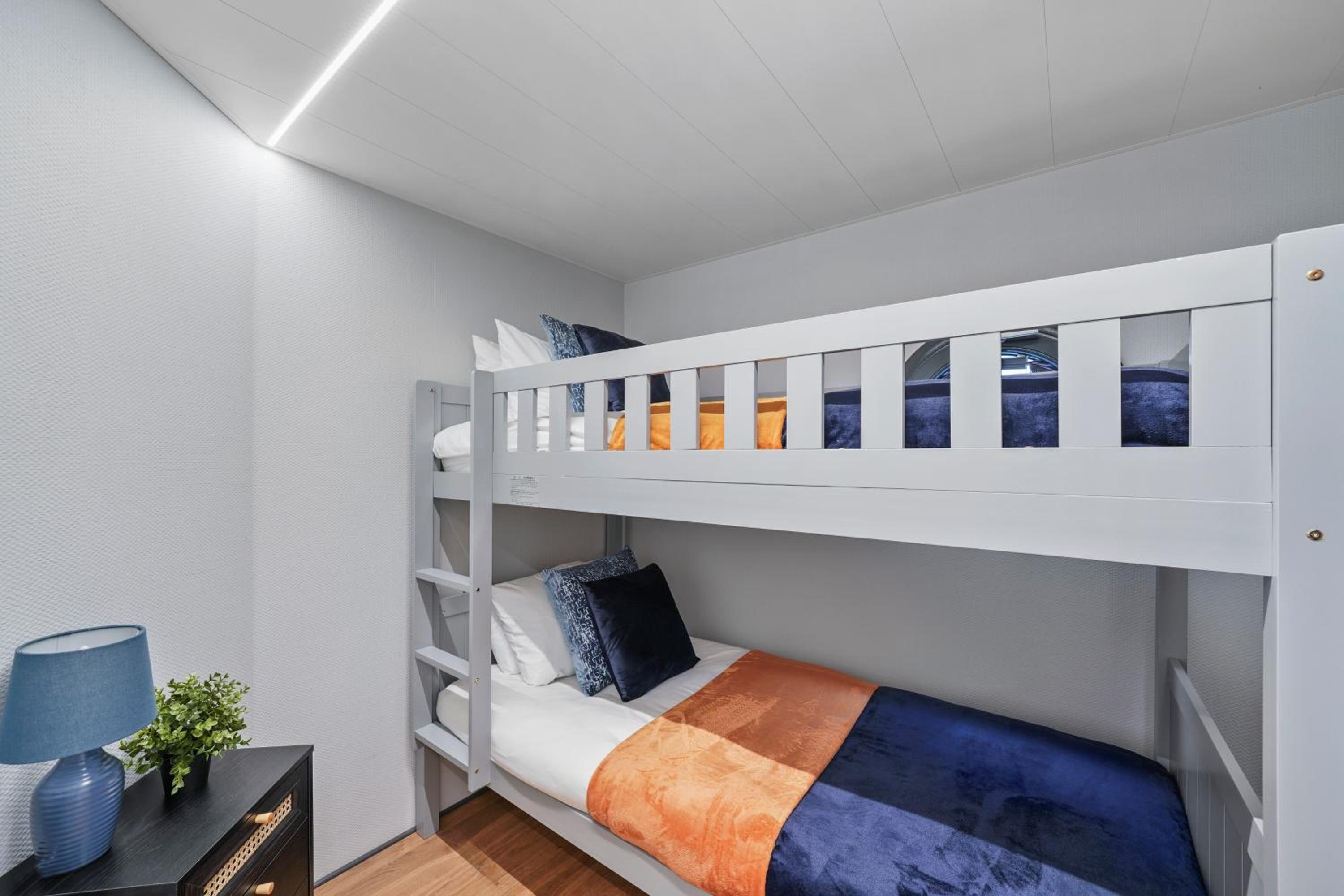 London Water Lodge Retreat - Sleeps 6