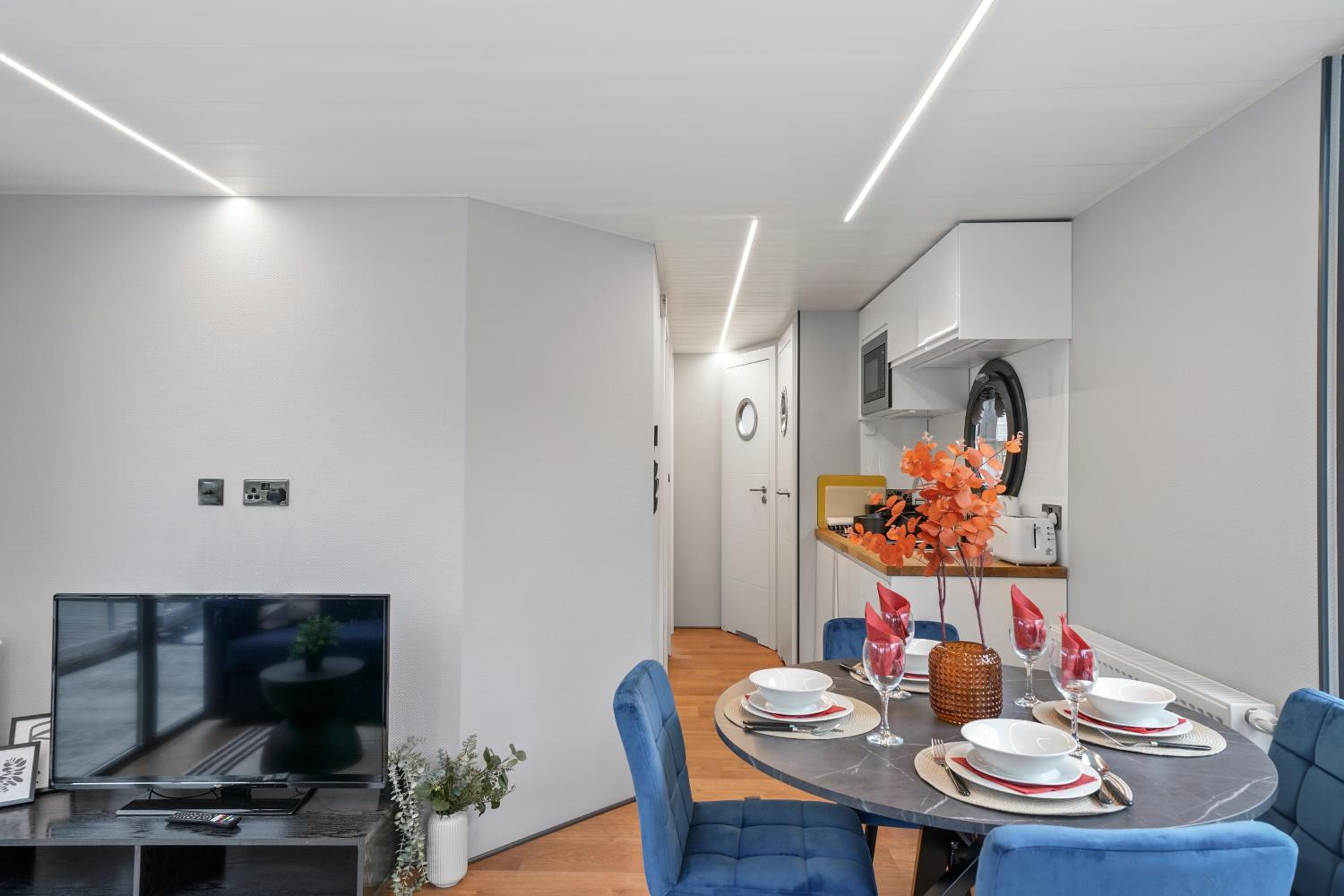 London Water Lodge Retreat - Sleeps 6
