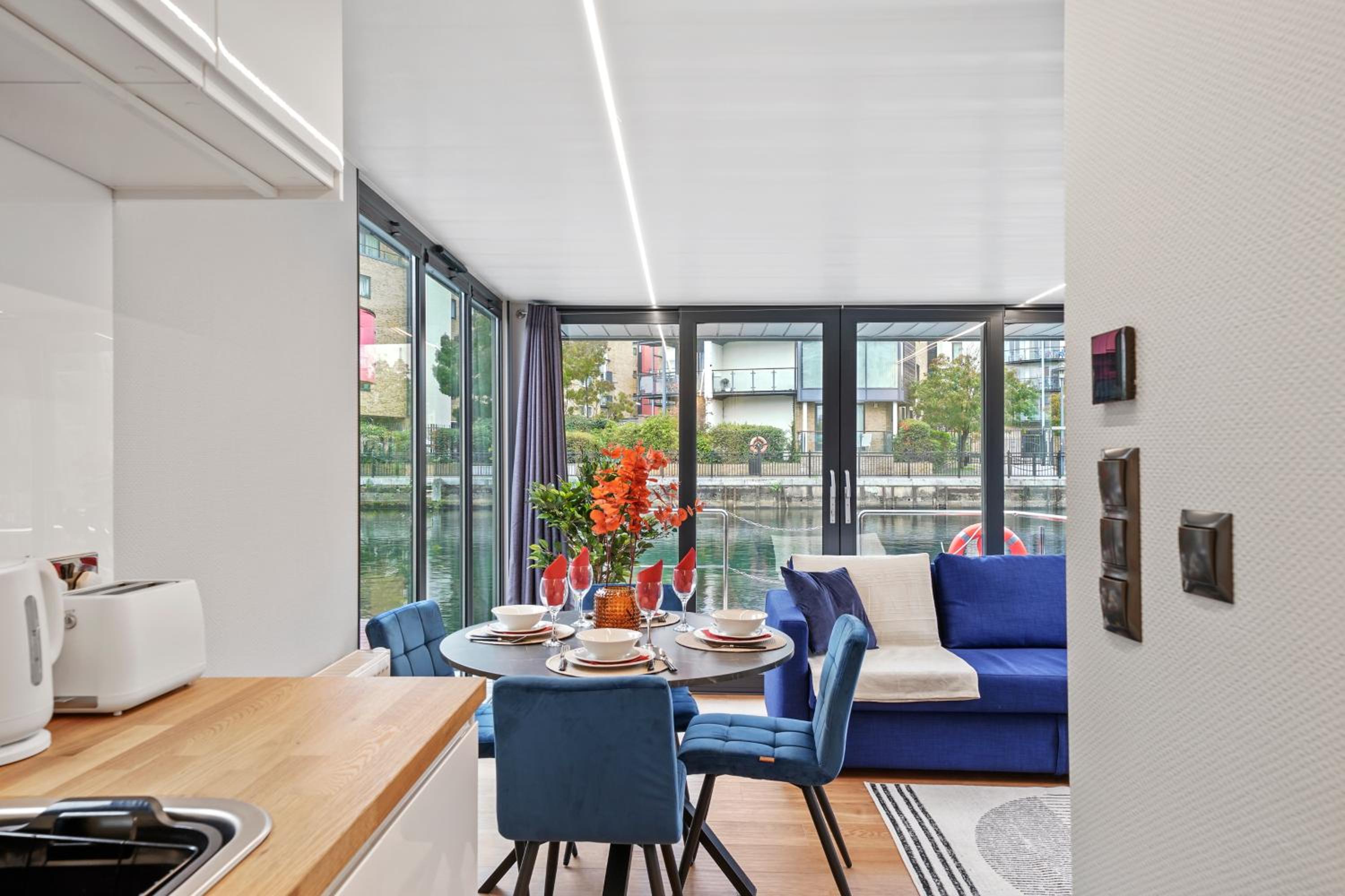 London Water Lodge Retreat - Sleeps 6