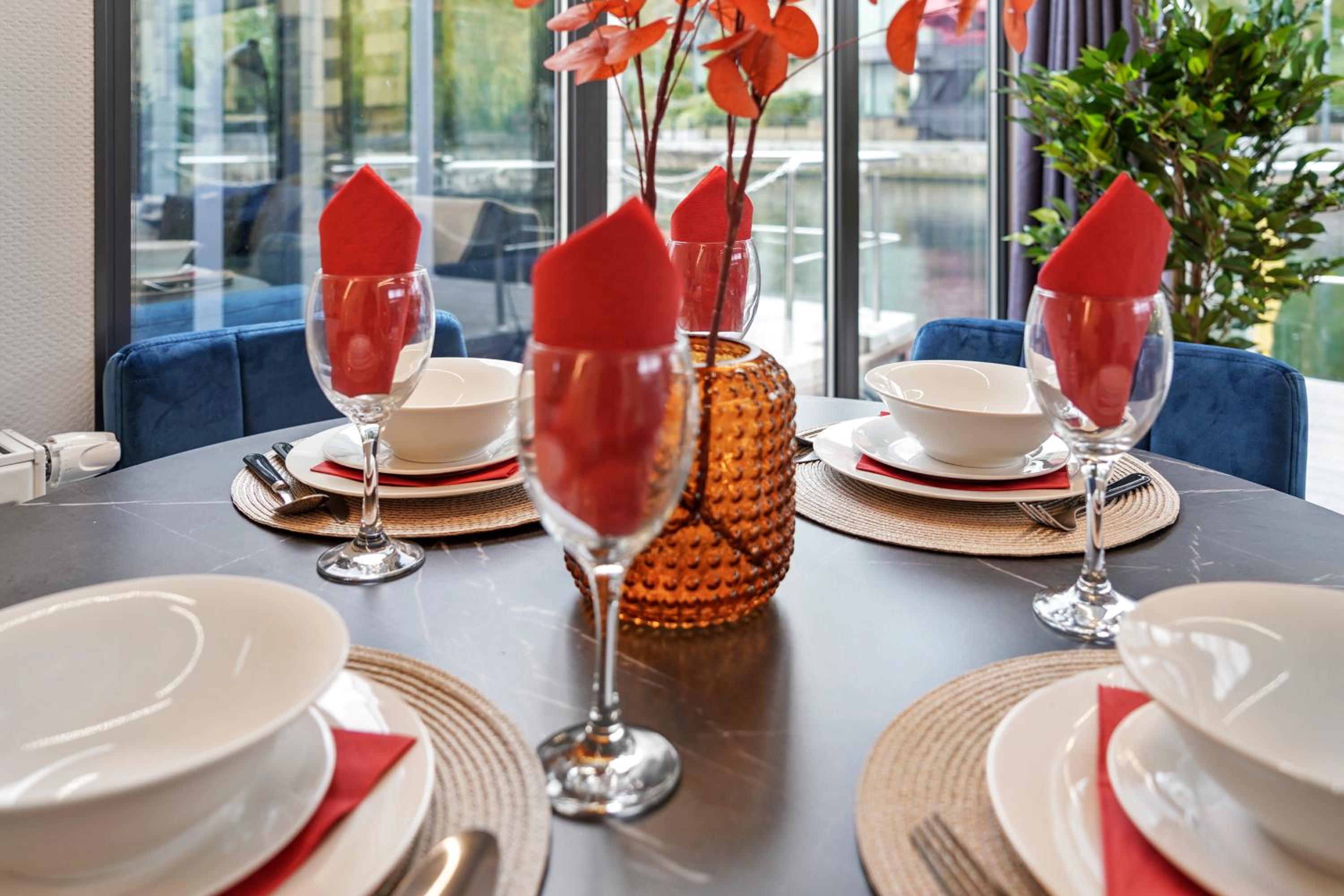 London Water Lodge Retreat - Sleeps 6