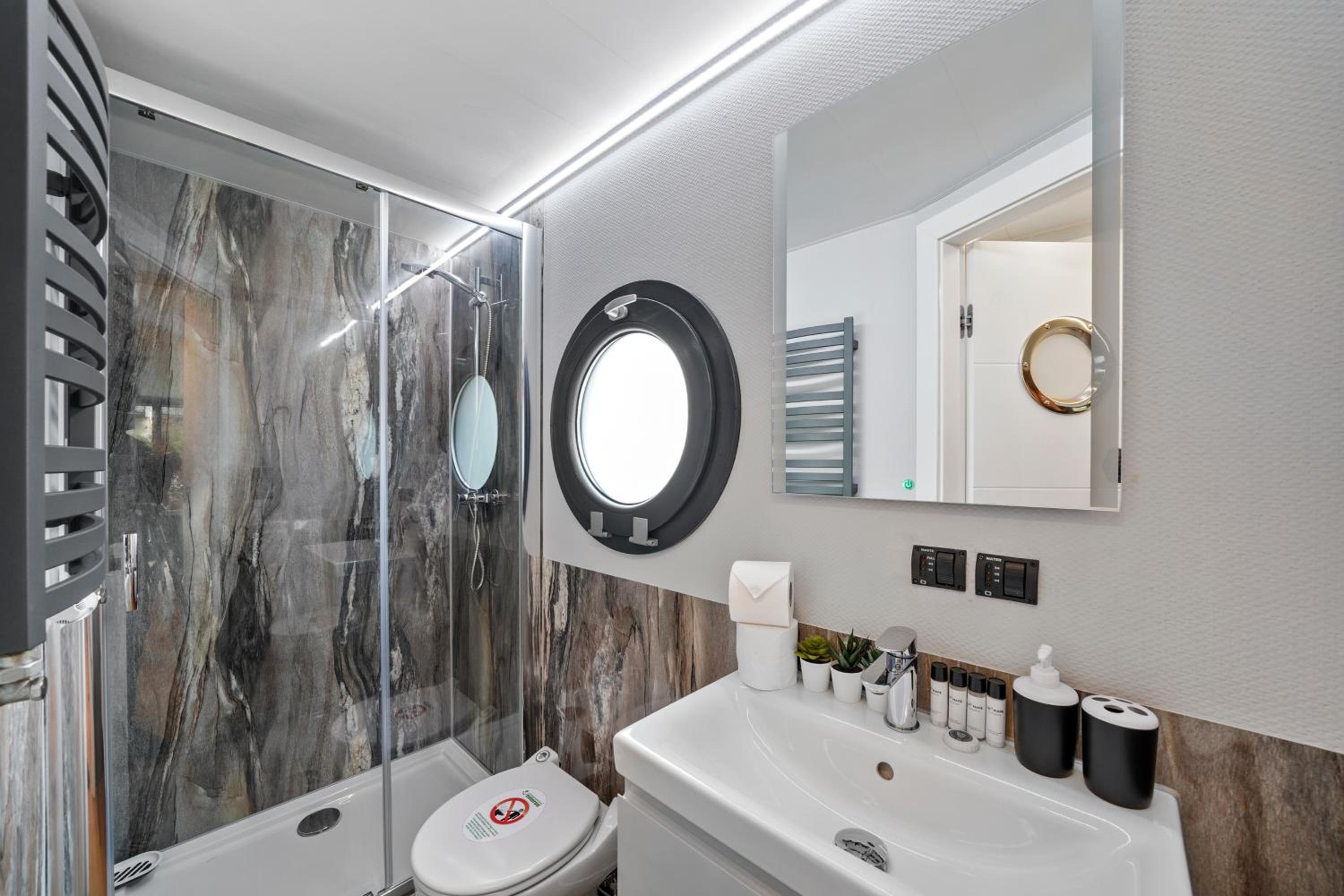 London Water Lodge Retreat - Sleeps 6