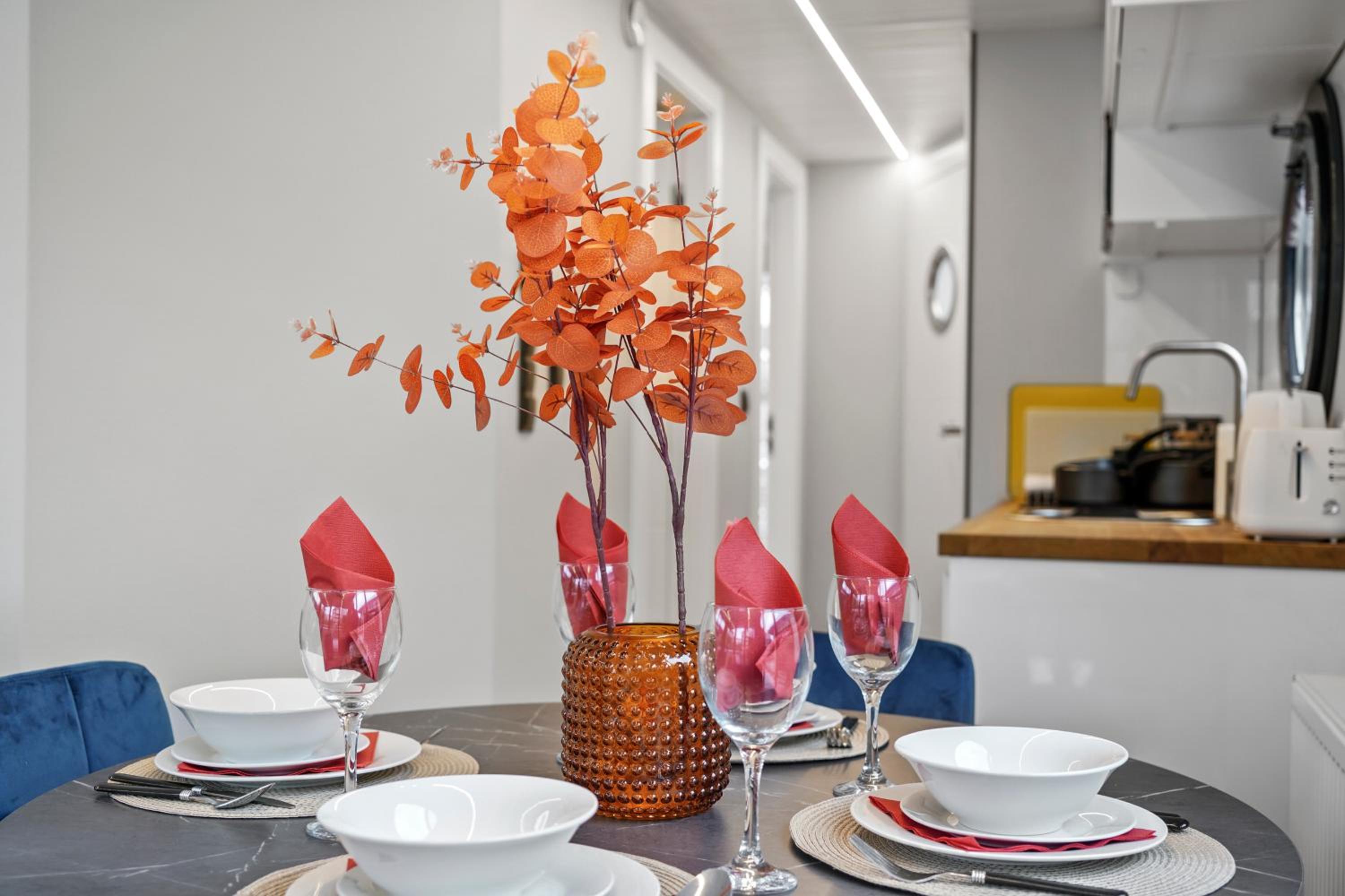 London Water Lodge Retreat - Sleeps 6