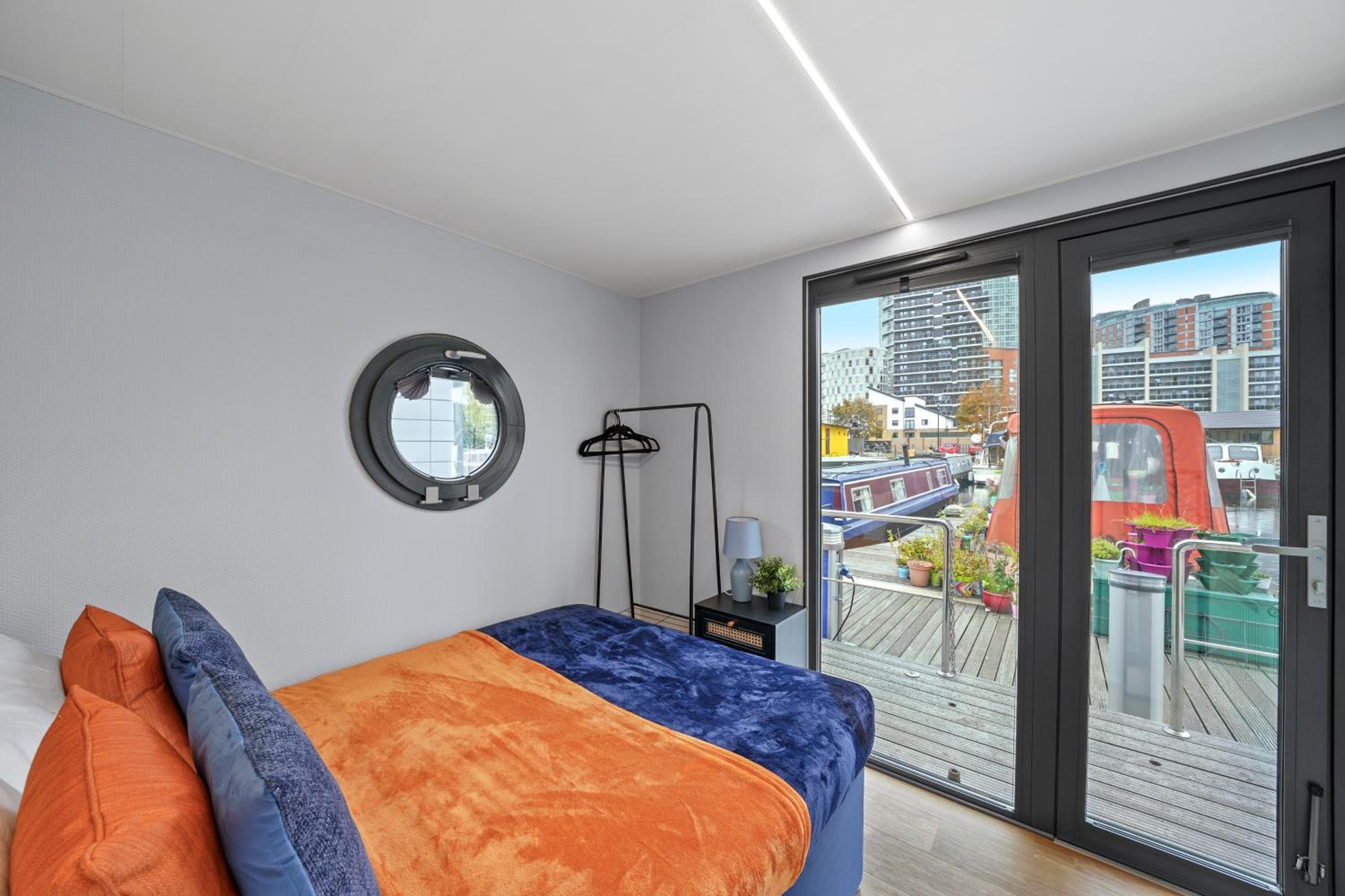 London Water Lodge Retreat - Sleeps 6