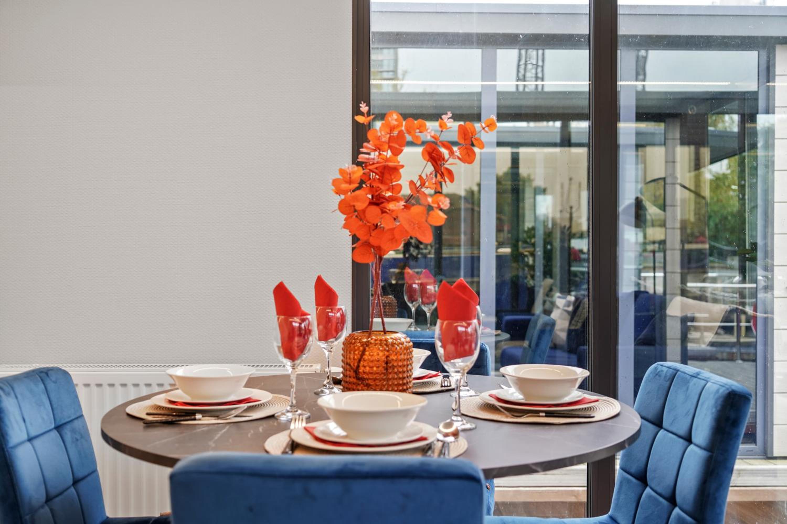 London Water Lodge Retreat - Sleeps 6
