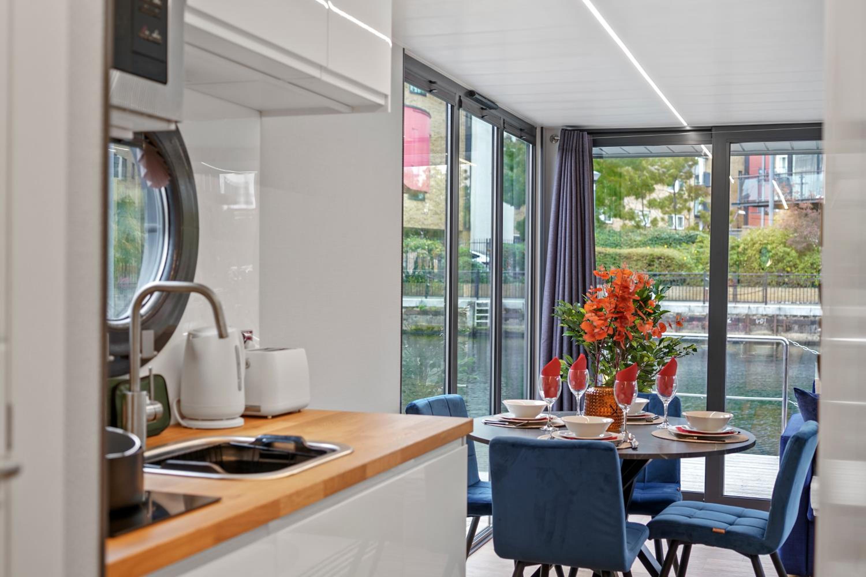 London Water Lodge Retreat - Sleeps 6