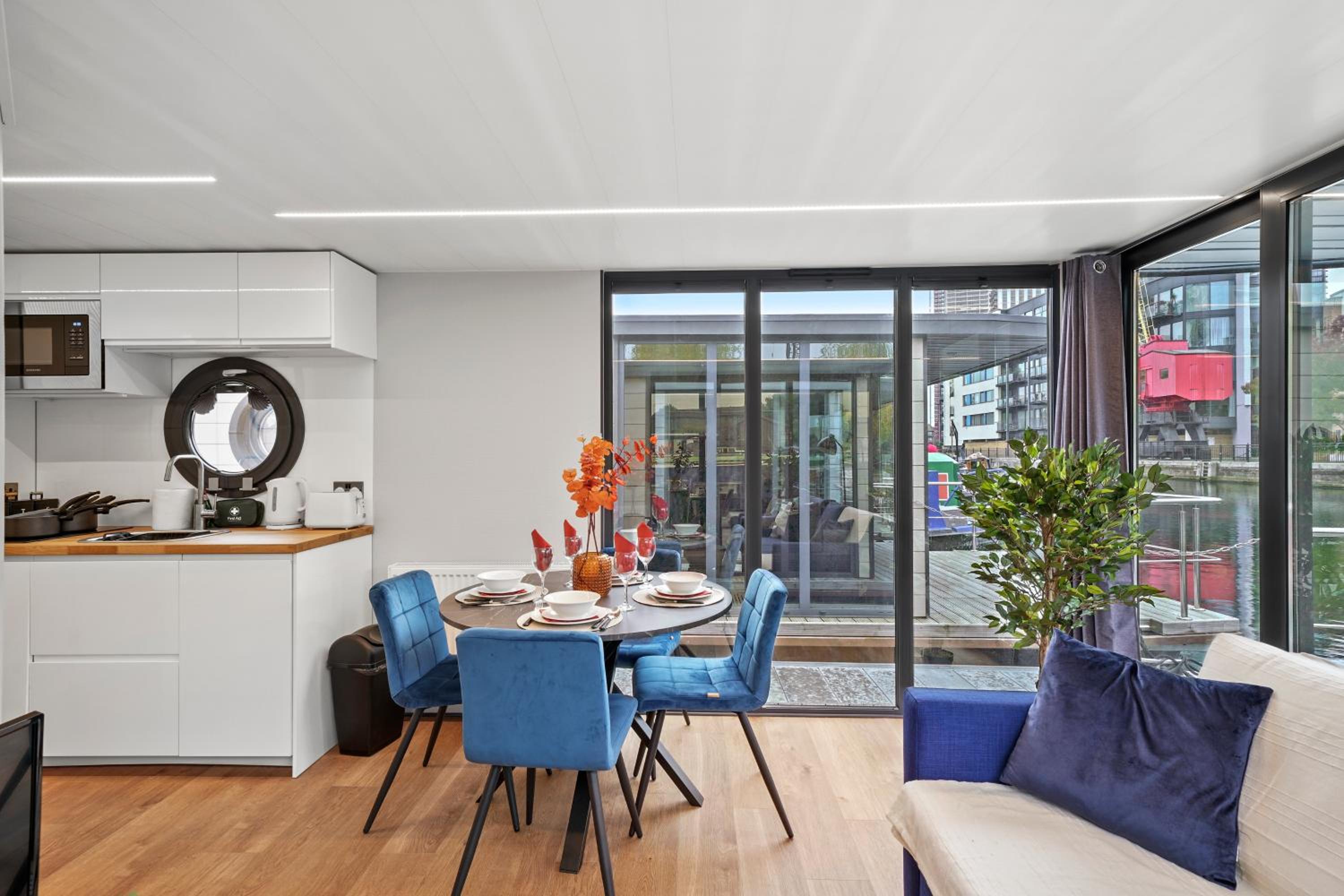 London Water Lodge Retreat - Sleeps 6