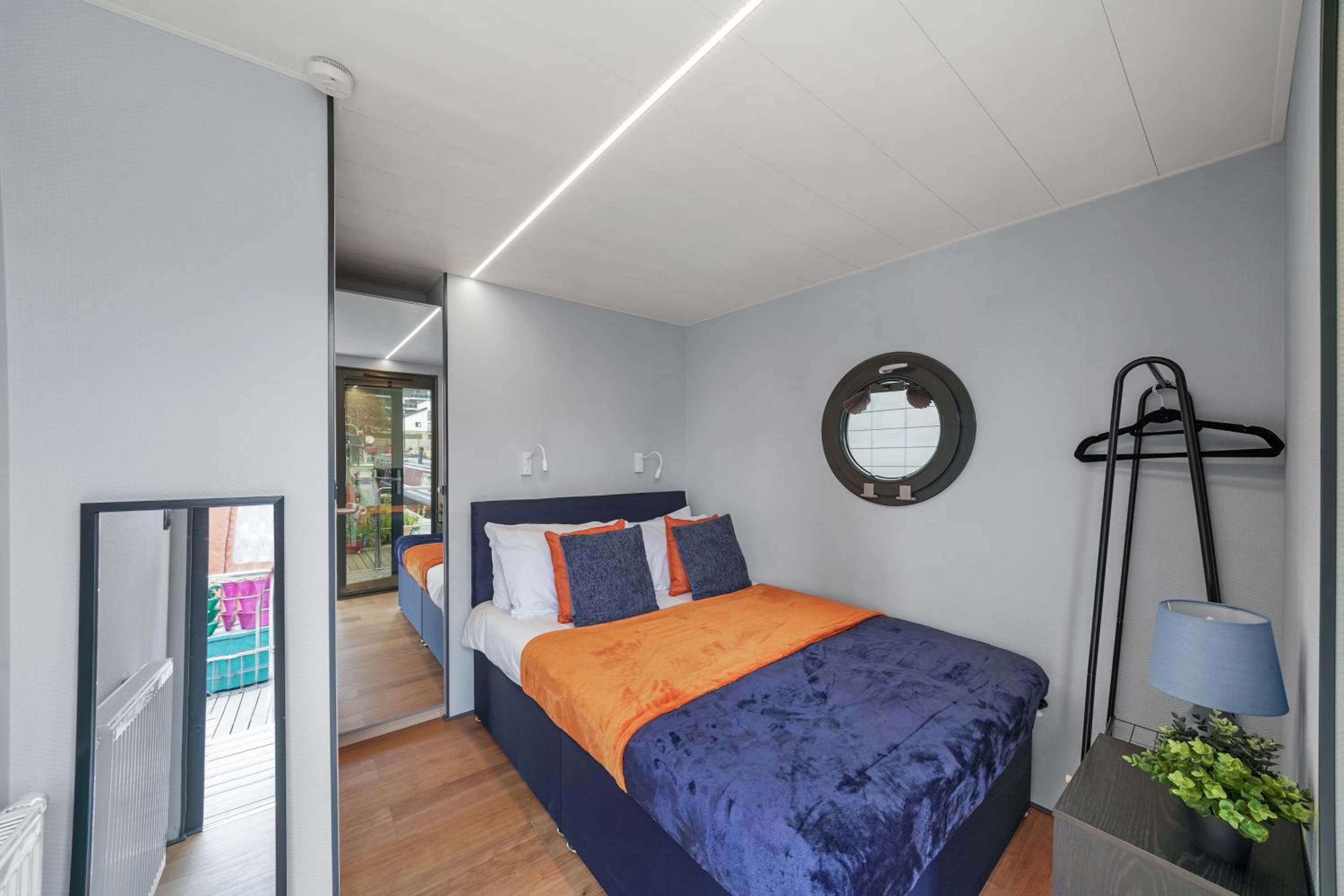 London Water Lodge Retreat - Sleeps 6