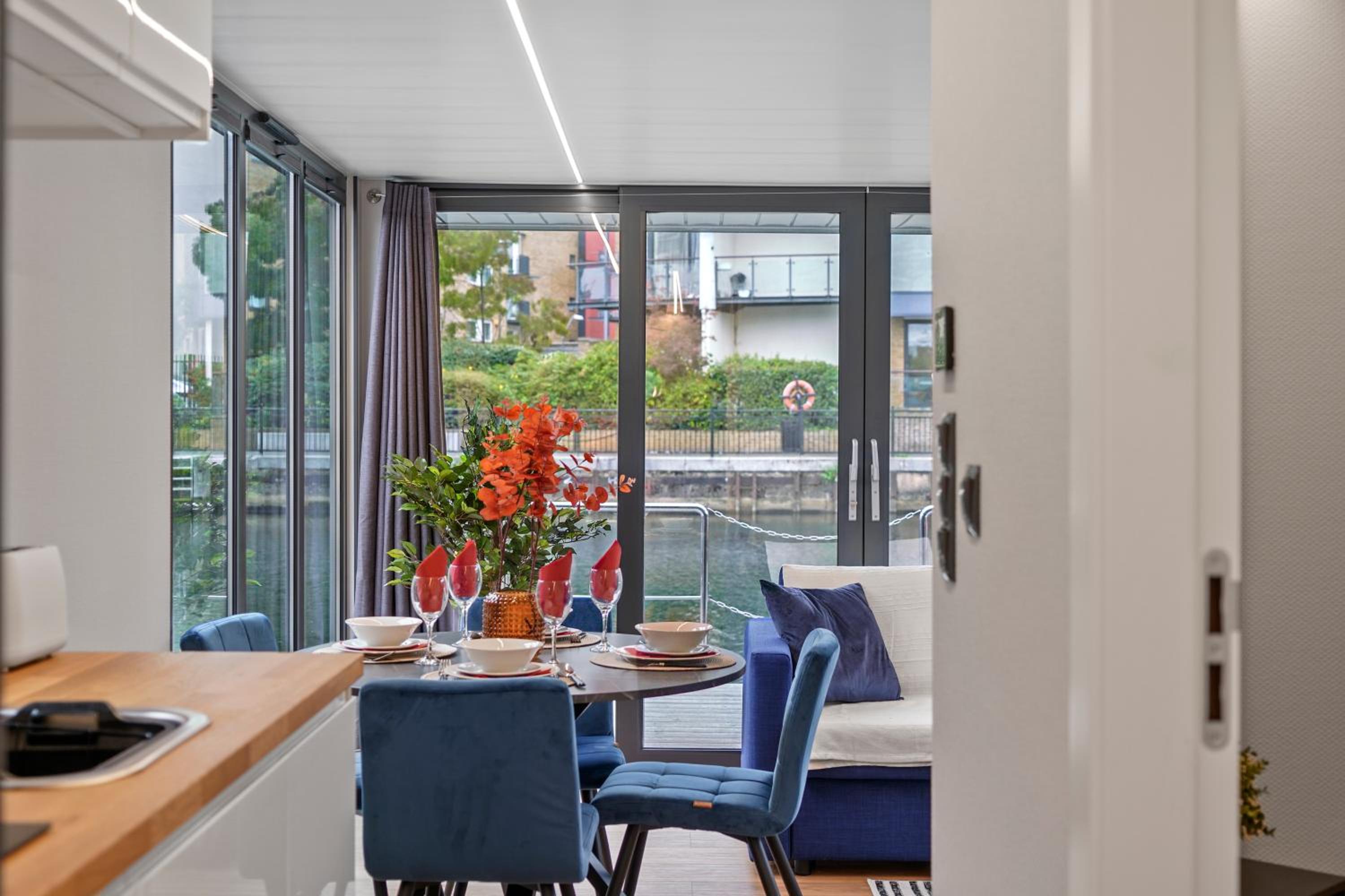 London Water Lodge Retreat - Sleeps 6