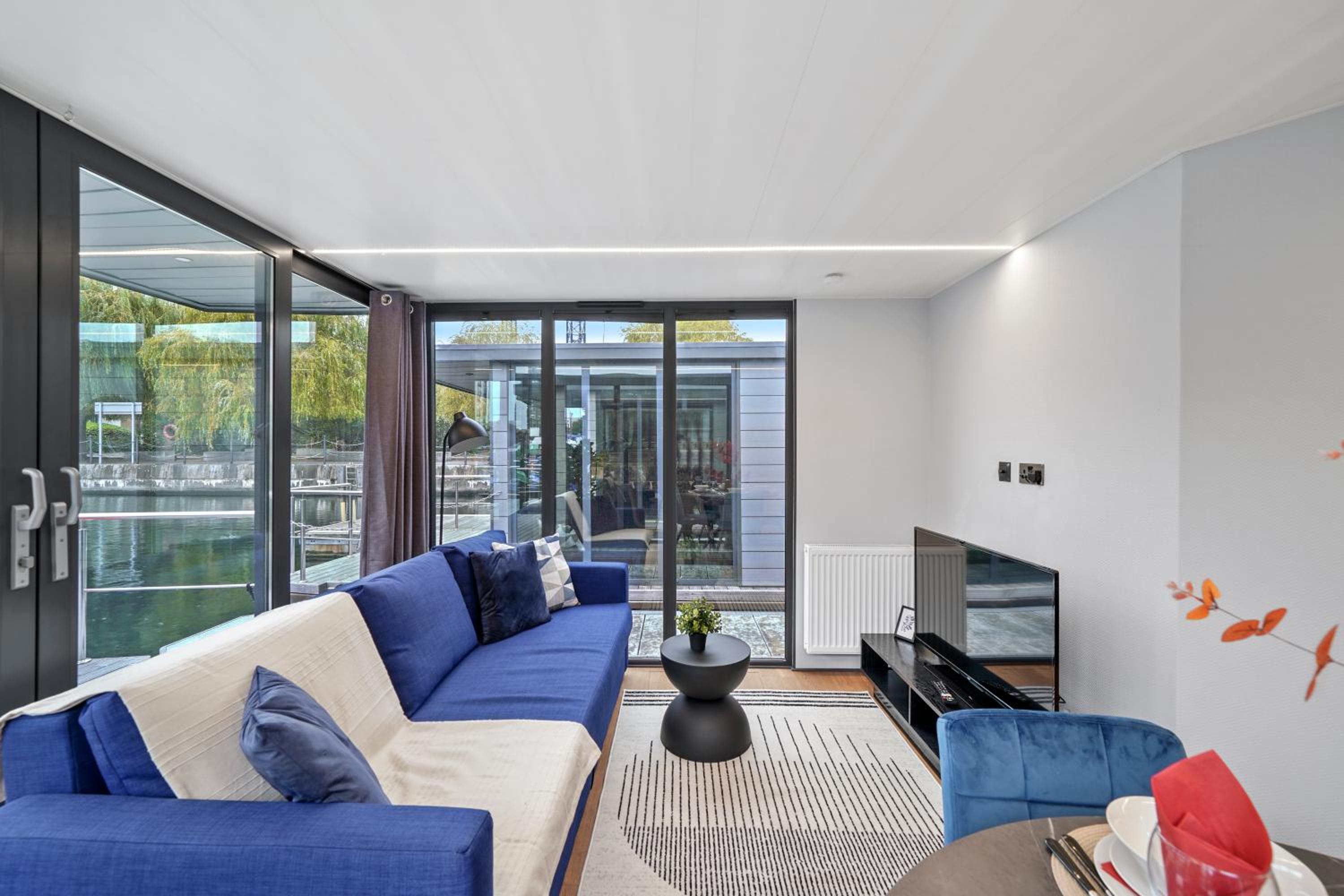 London Water Lodge Retreat - Sleeps 6