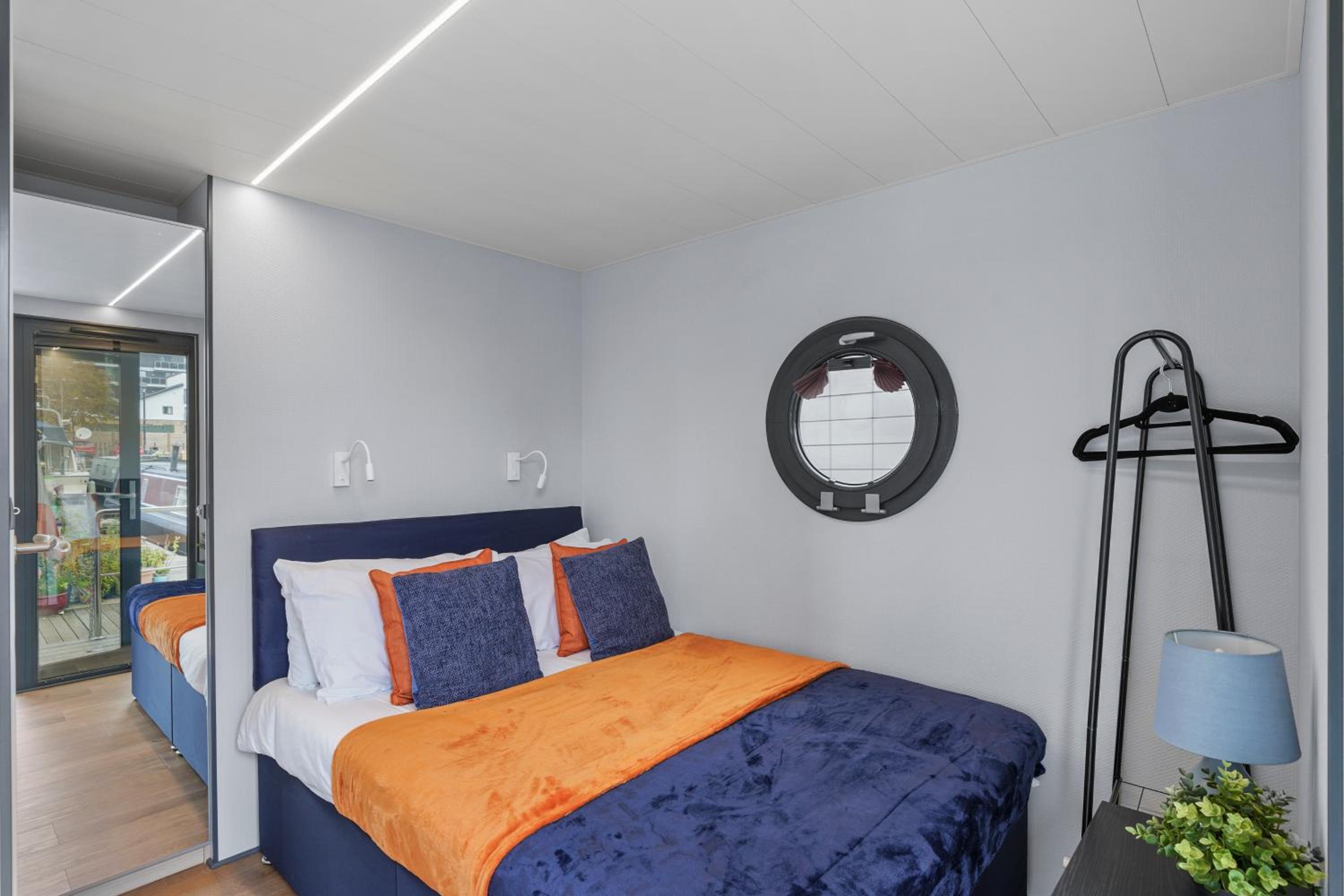 London Water Lodge Retreat - Sleeps 6
