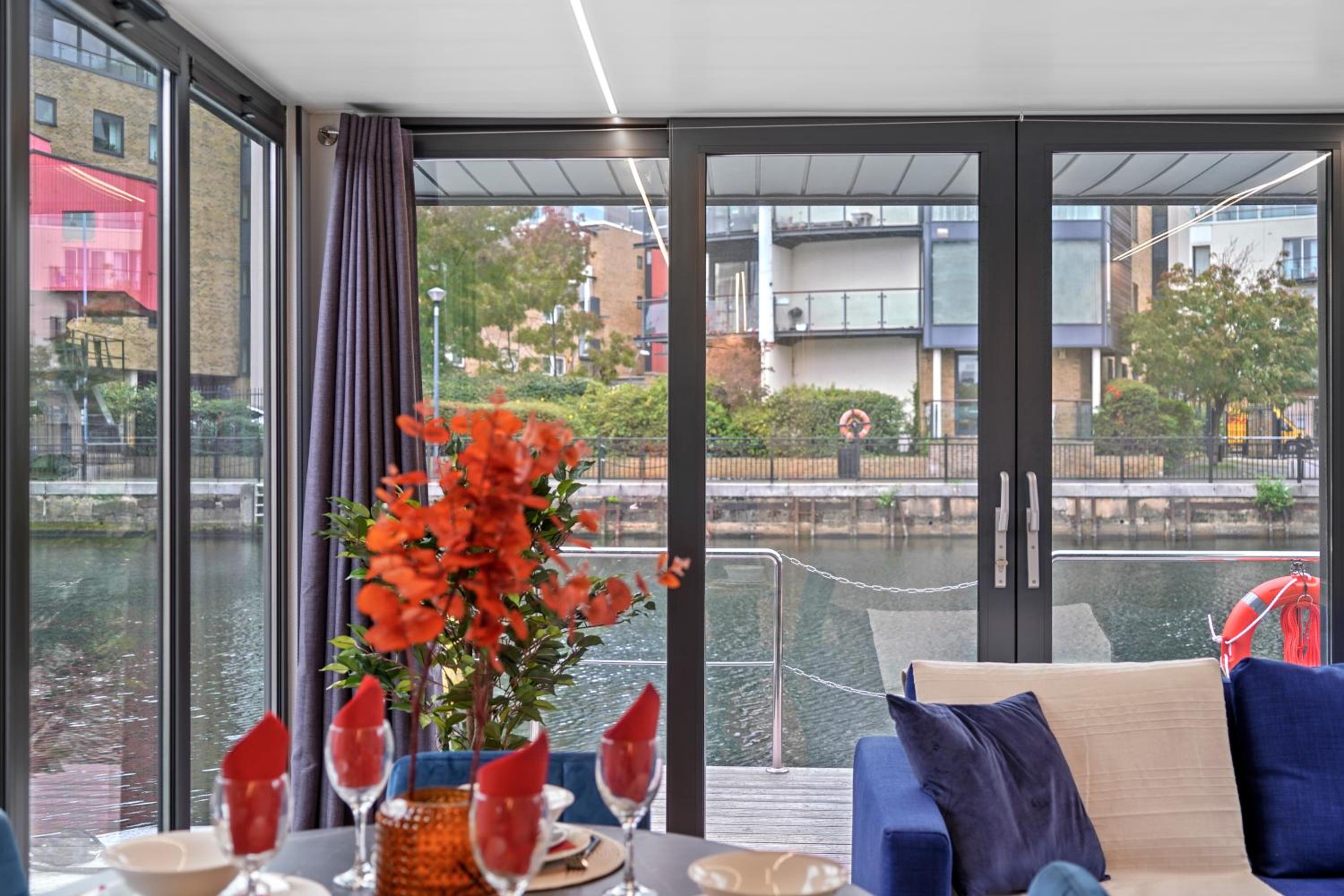 London Water Lodge Retreat - Sleeps 6