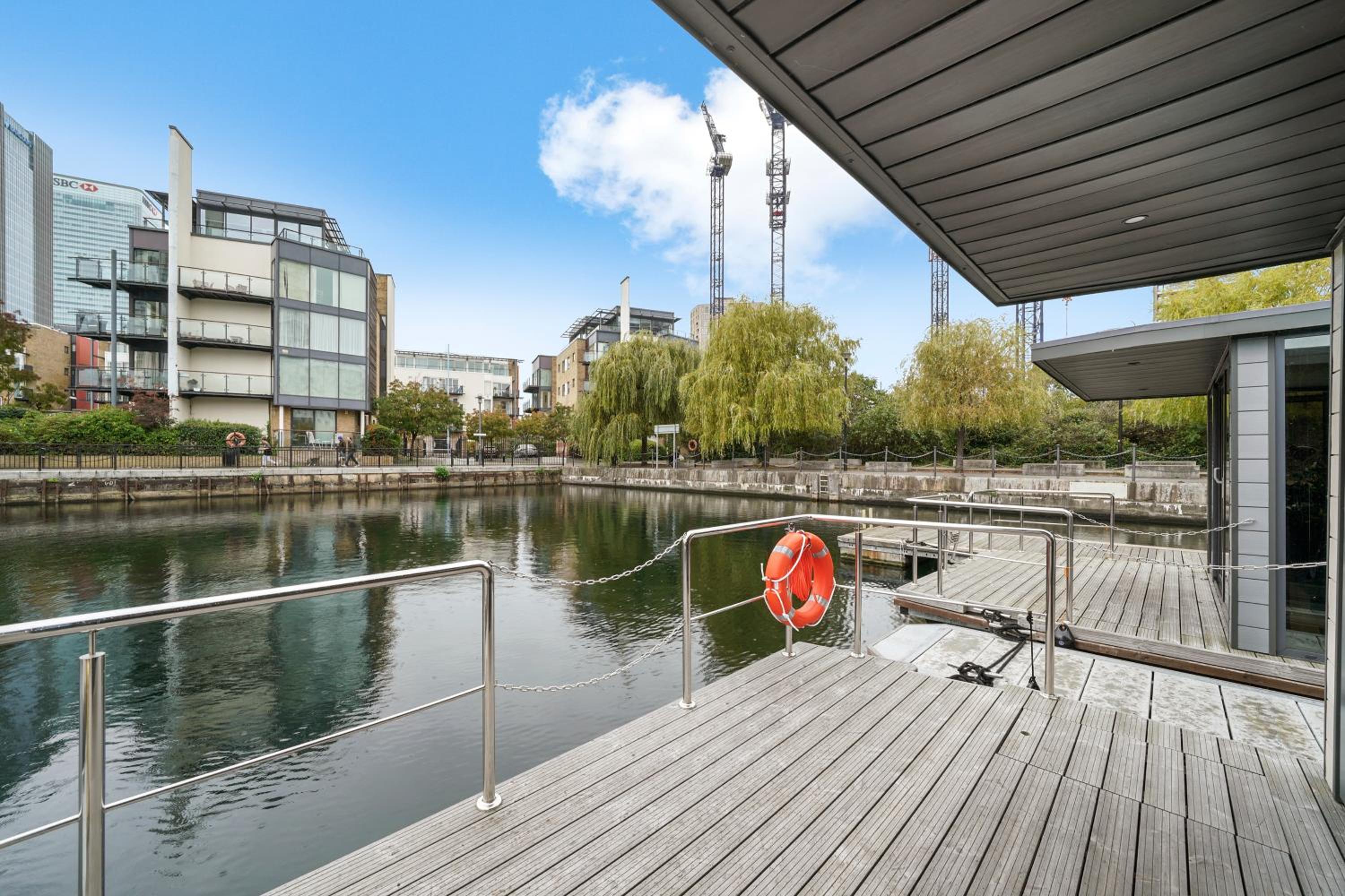 London Water Lodge Retreat - Sleeps 6
