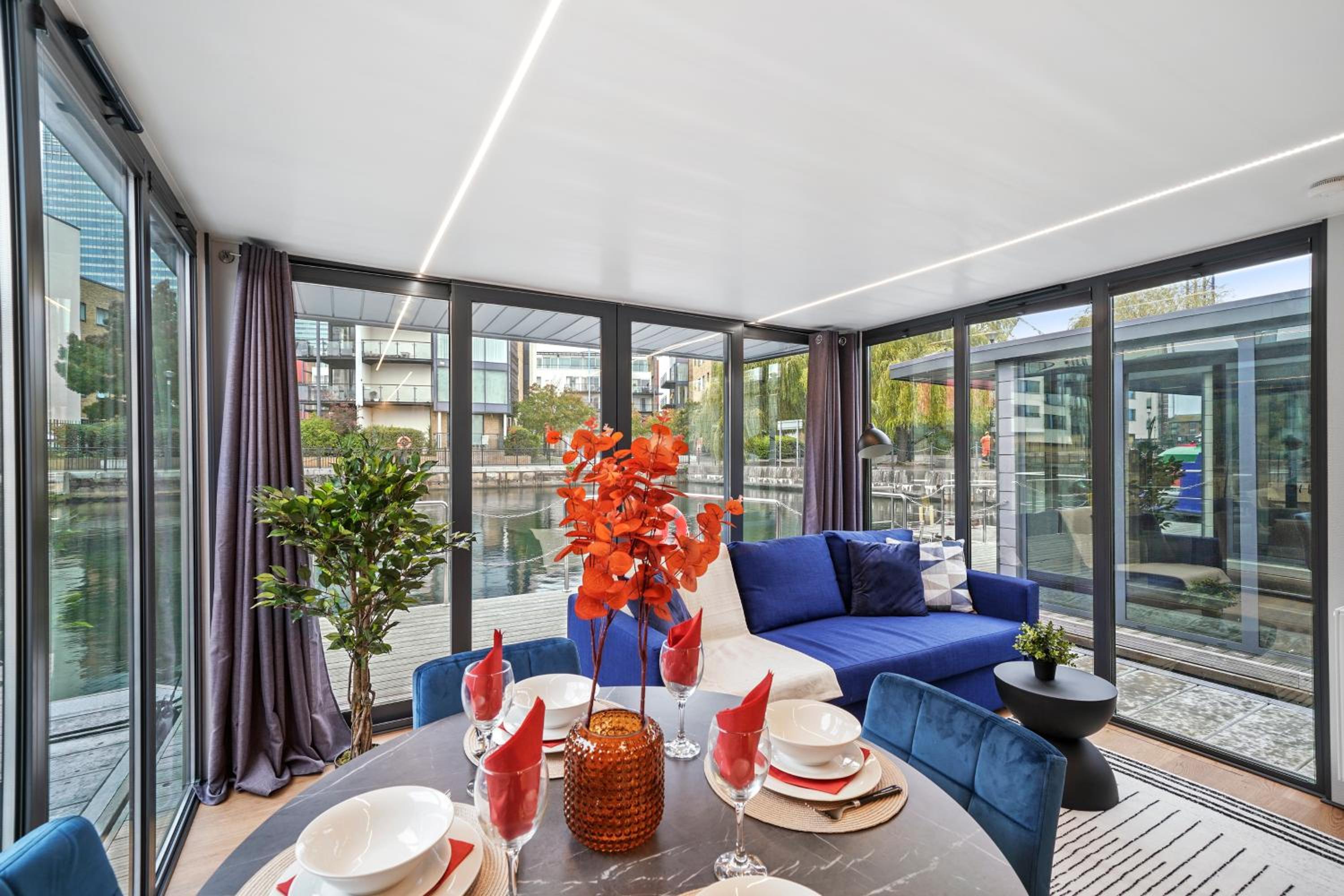 London Water Lodge Retreat - Sleeps 6