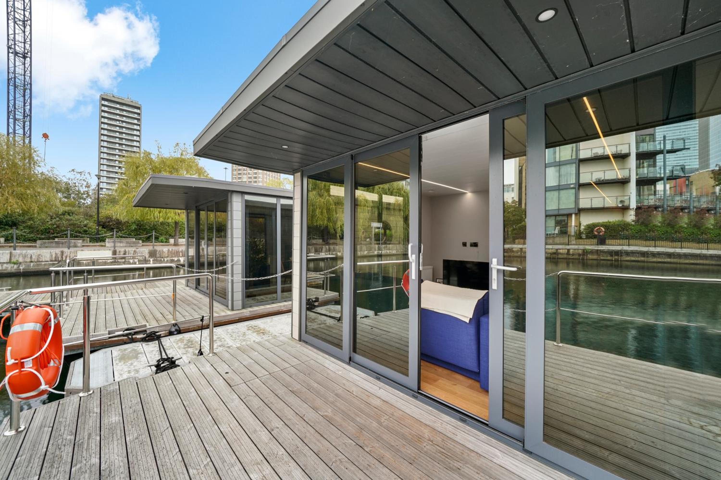 London Water Lodge Retreat - Sleeps 6