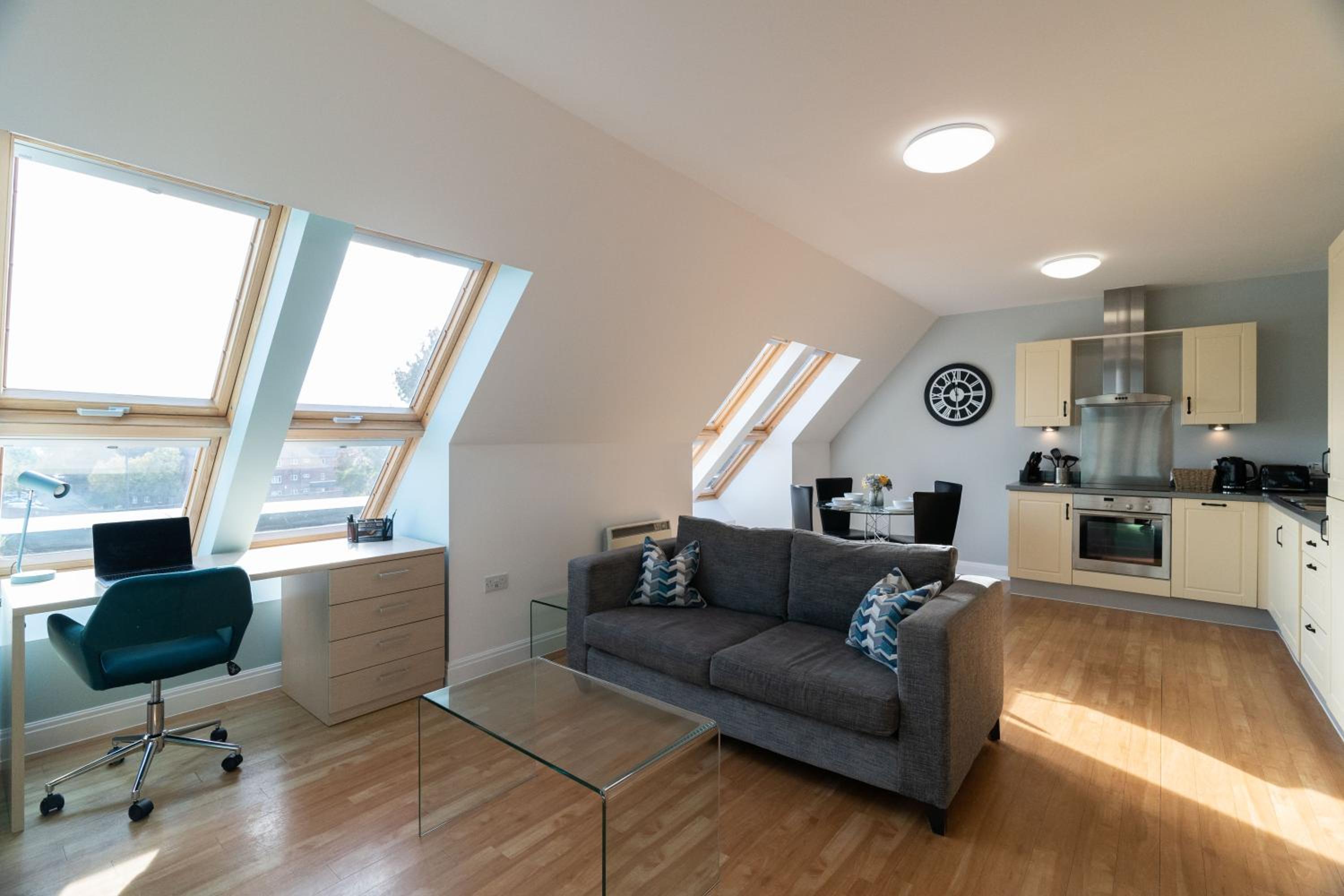 Cotels The Millhouse Corporate Apartments - PRIVATE APARTMENT BUILDINGS - GATED ENTRANCE - PARKING - WORK DESK view 3