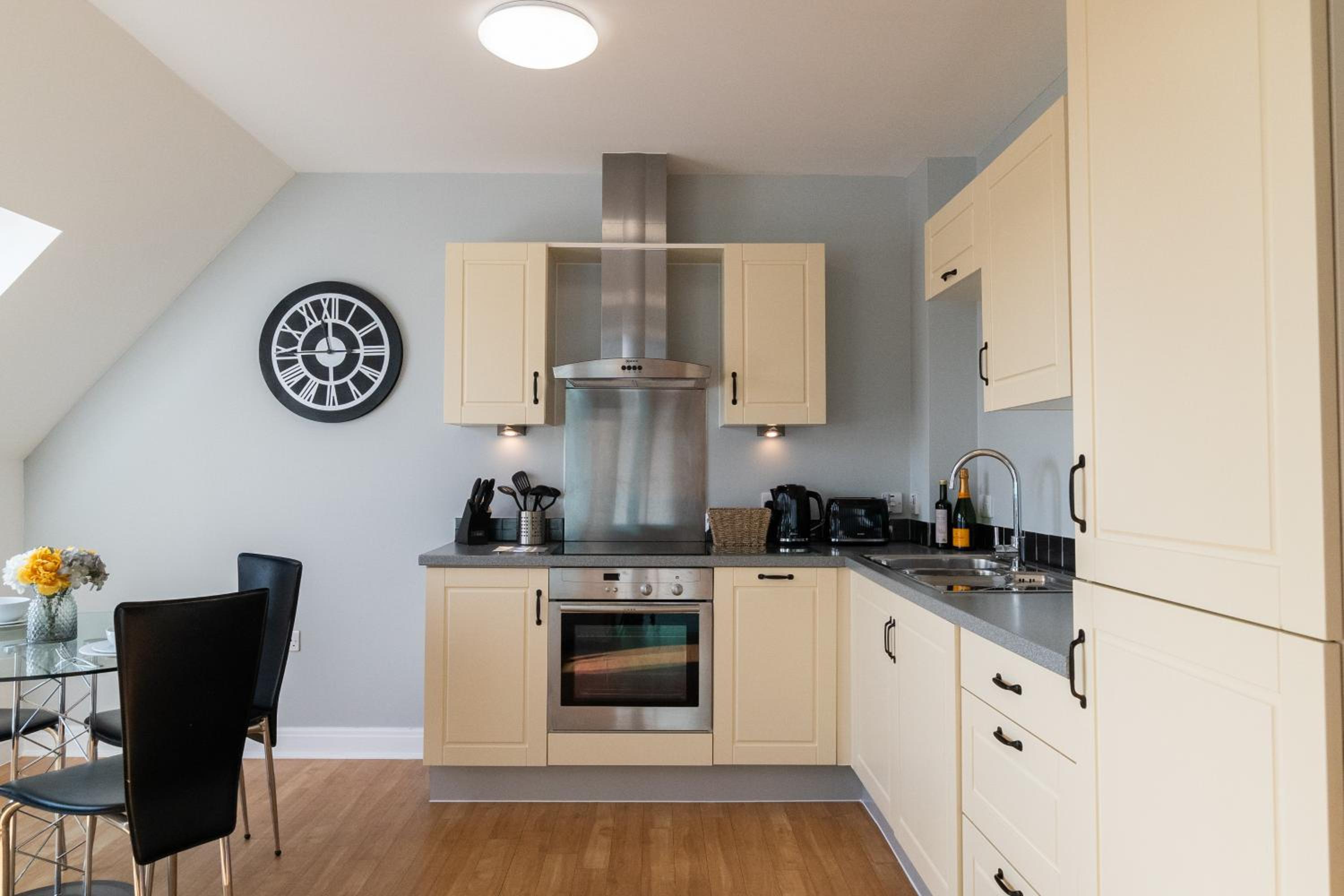 Cotels The Millhouse Corporate Apartments - PRIVATE APARTMENT BUILDINGS - GATED ENTRANCE - PARKING - WORK DESK view 4