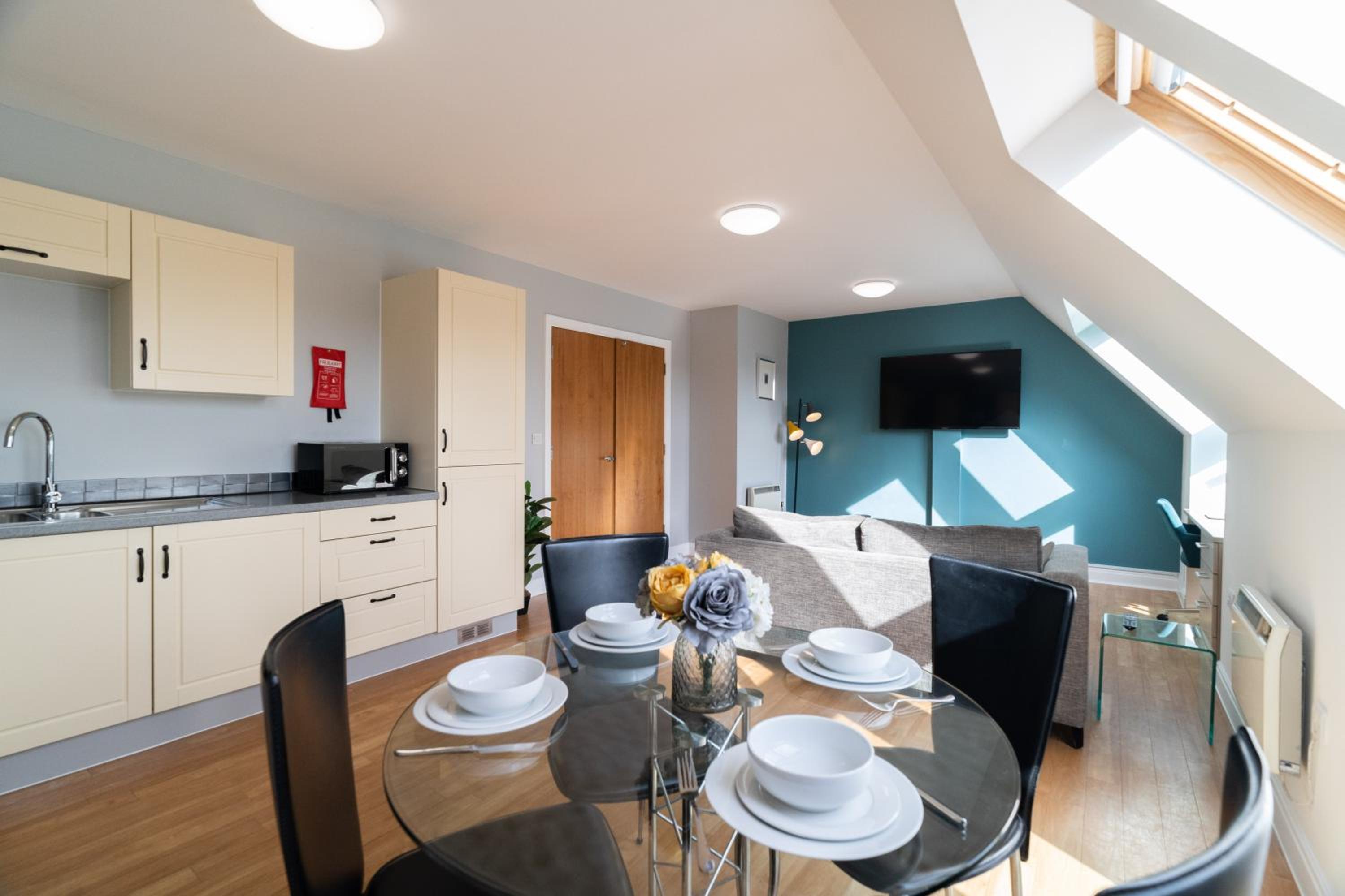 Cotels The Millhouse Corporate Apartments - PRIVATE APARTMENT BUILDINGS - GATED ENTRANCE - PARKING - WORK DESK view 5