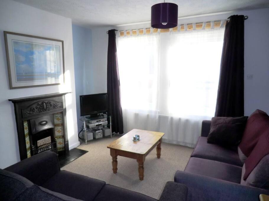 GROVE HOUSE by BOURNECOAST - A Pleasant Family Home by Kings Park with Decking and Parking - HB4179 view 2