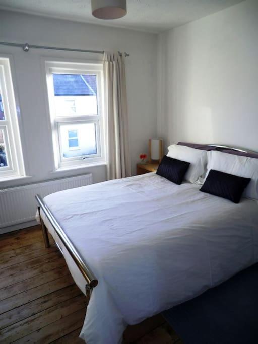 GROVE HOUSE by BOURNECOAST - A Pleasant Family Home by Kings Park with Decking and Parking - HB4179 view 4