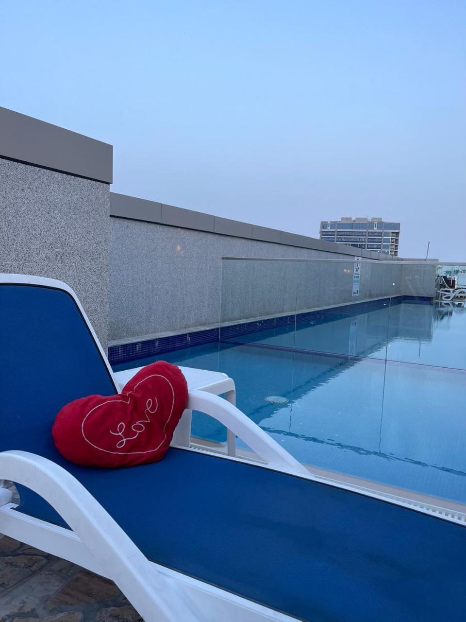 Big studio, Dubai SportCity, parking included