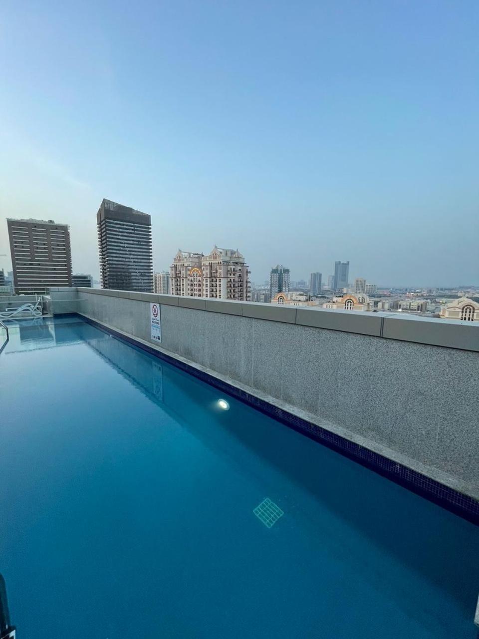 Big studio, Dubai SportCity, parking included