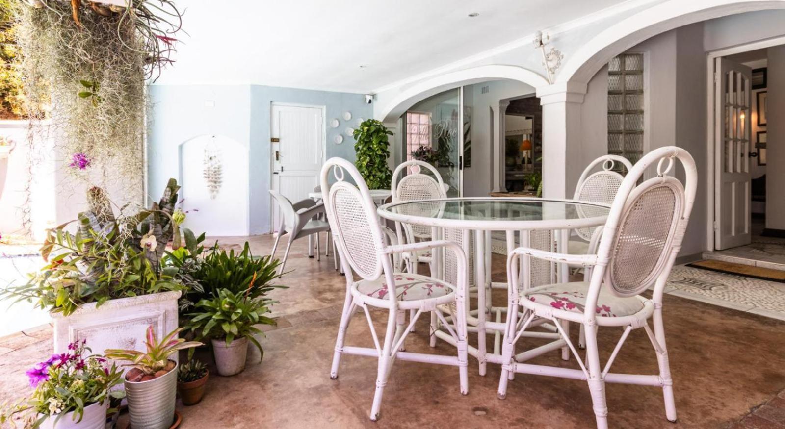 Villa Roc Guesthouse - Pet Friendly