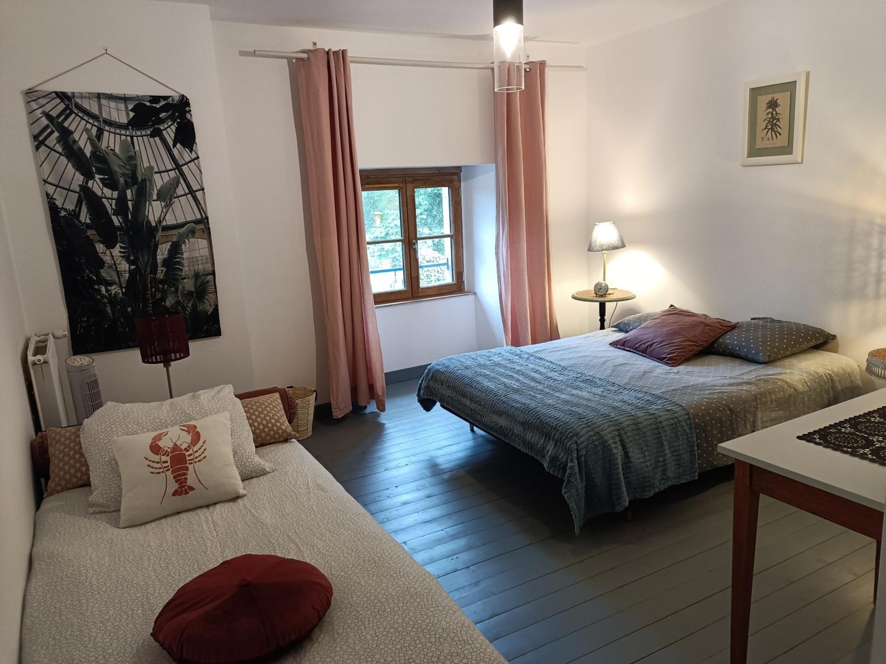 Ille Flottante, Maison éclusière et hébergements insolites sur le canal