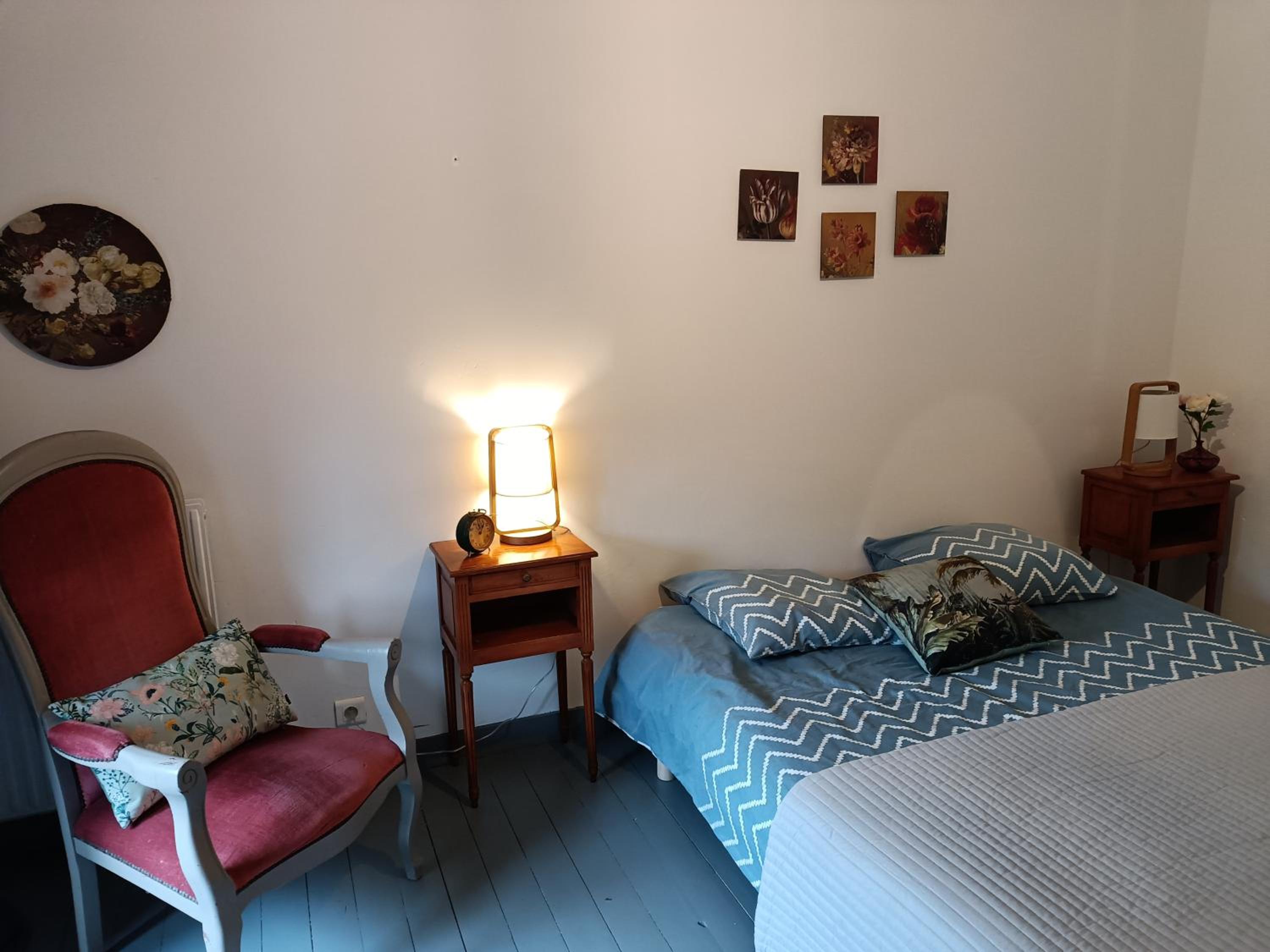 Ille Flottante, Maison éclusière et hébergements insolites sur le canal