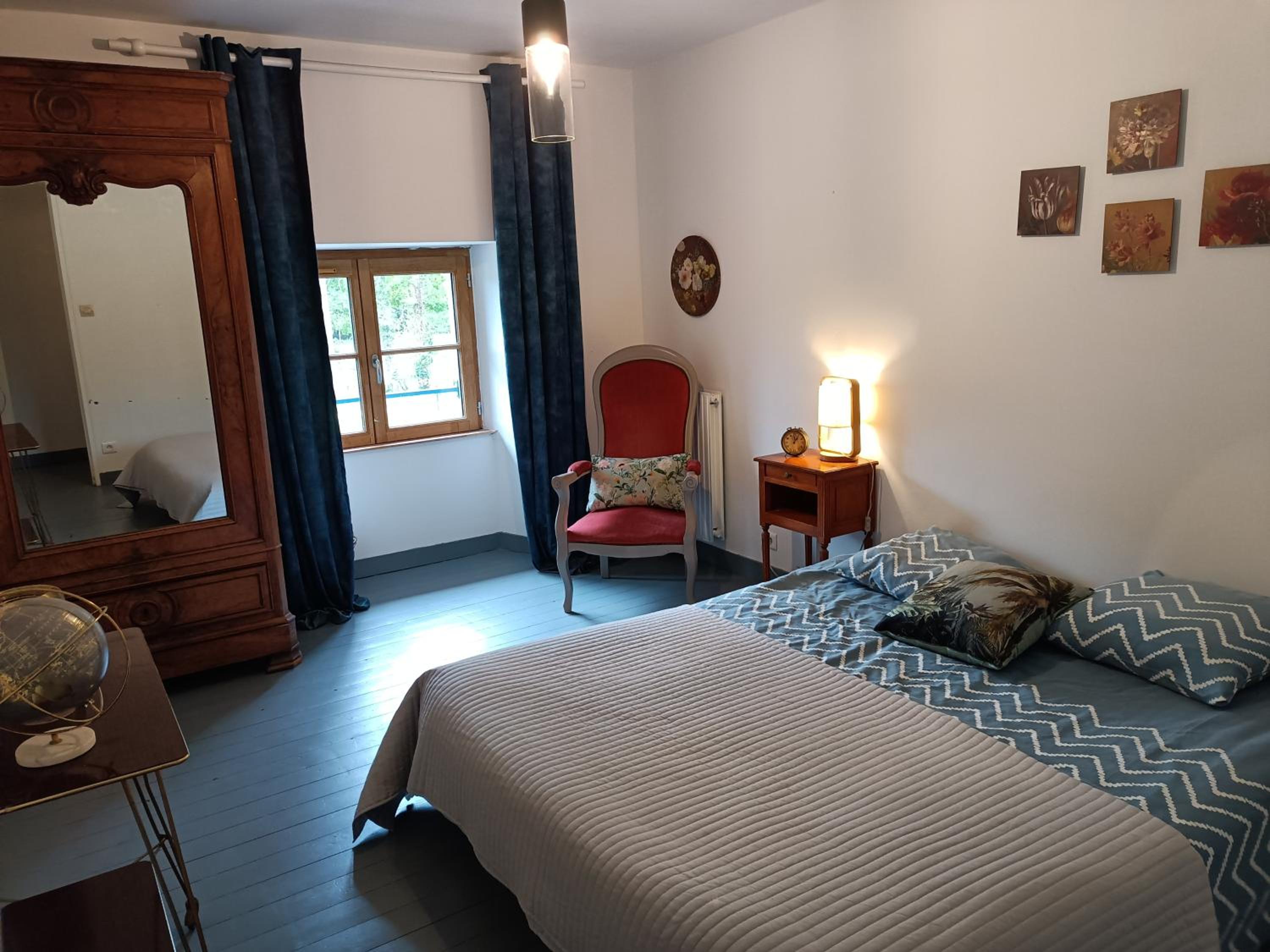 Ille Flottante, Maison éclusière et hébergements insolites sur le canal