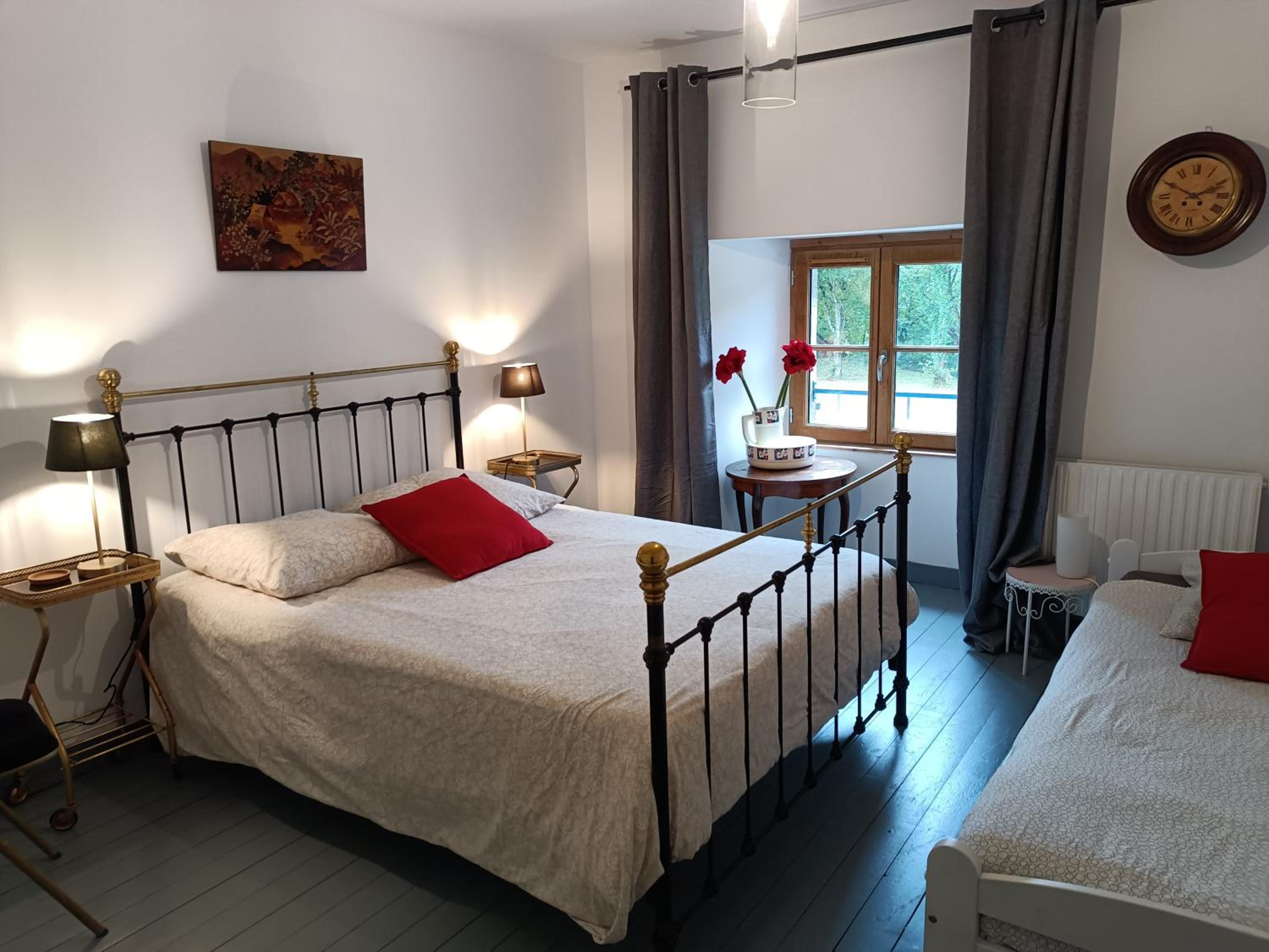 Ille Flottante, Maison éclusière et hébergements insolites sur le canal