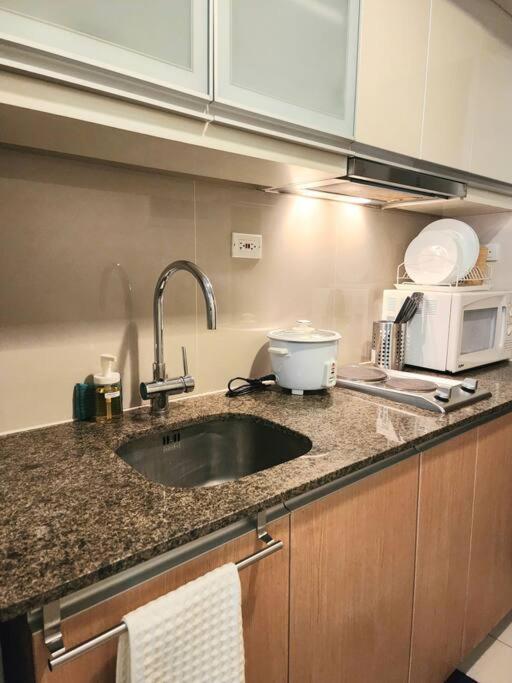 Cozy Comfy 1BR w/ Mall access Netflix Fast Wi-fi view 3