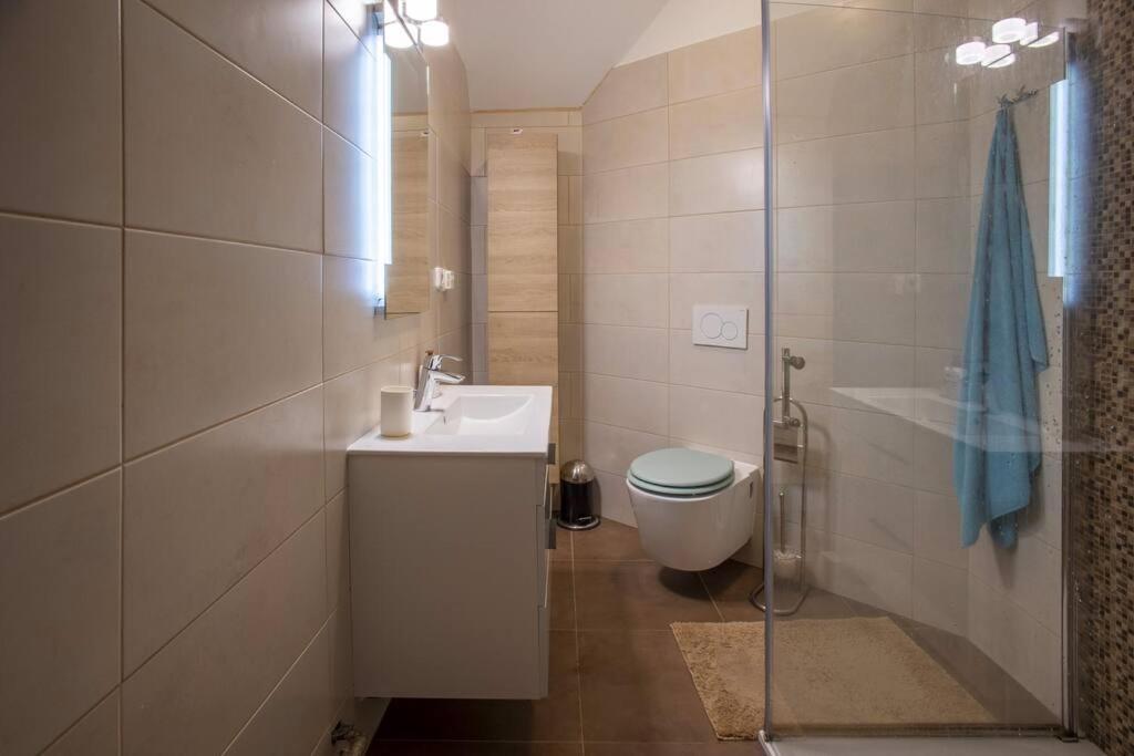 7 Bedroom Secluded Villa close to Prague