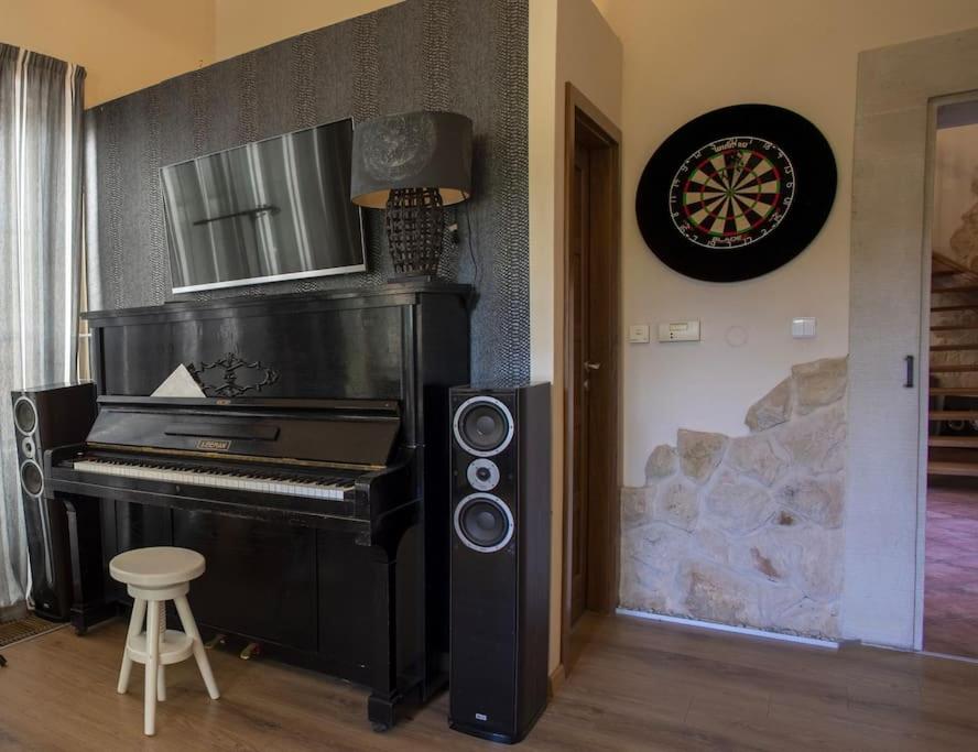 7 Bedroom Secluded Villa close to Prague