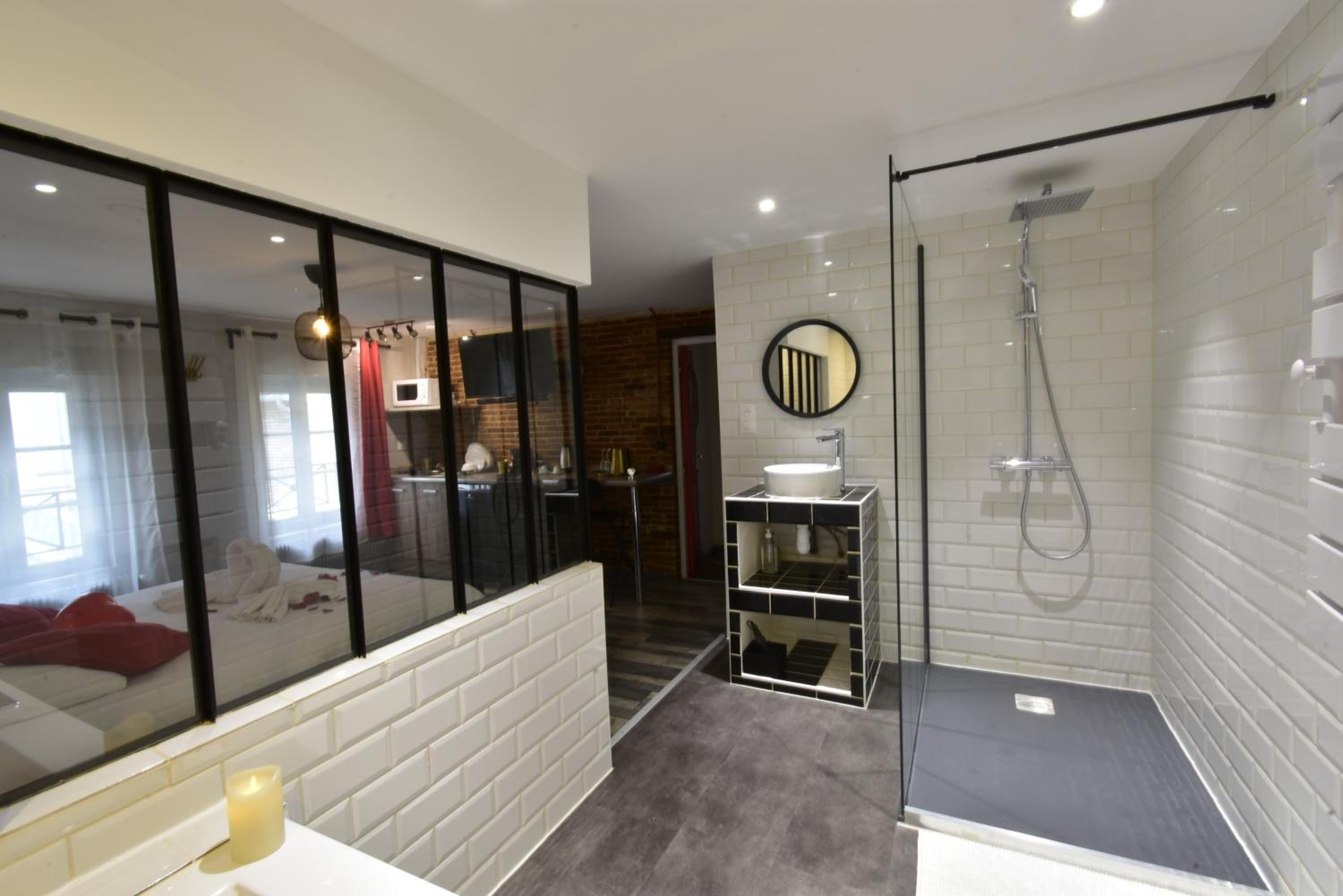 Appartement jacuzzi privatif : Urban Love view 3