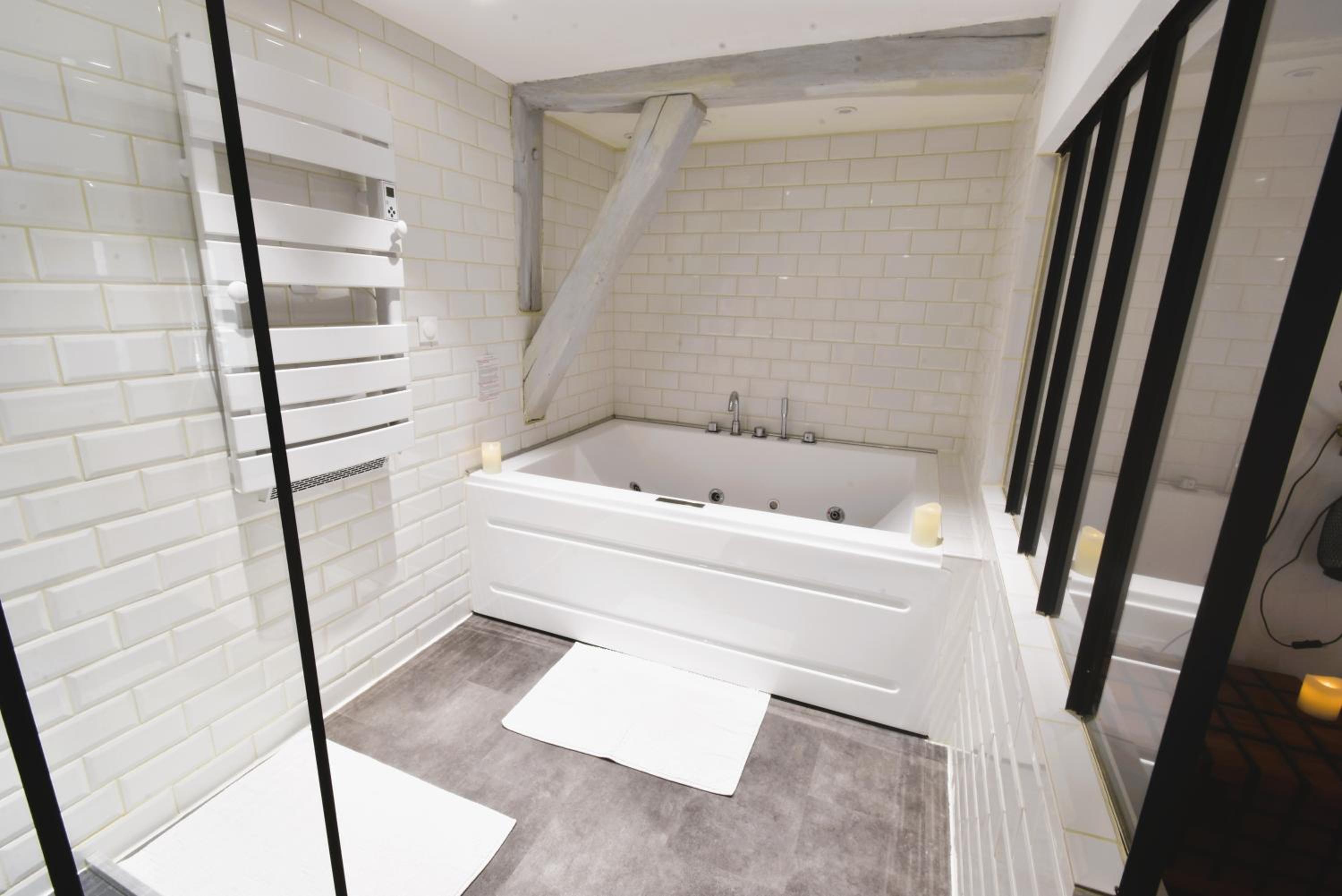 Appartement jacuzzi privatif : Urban Love view 2