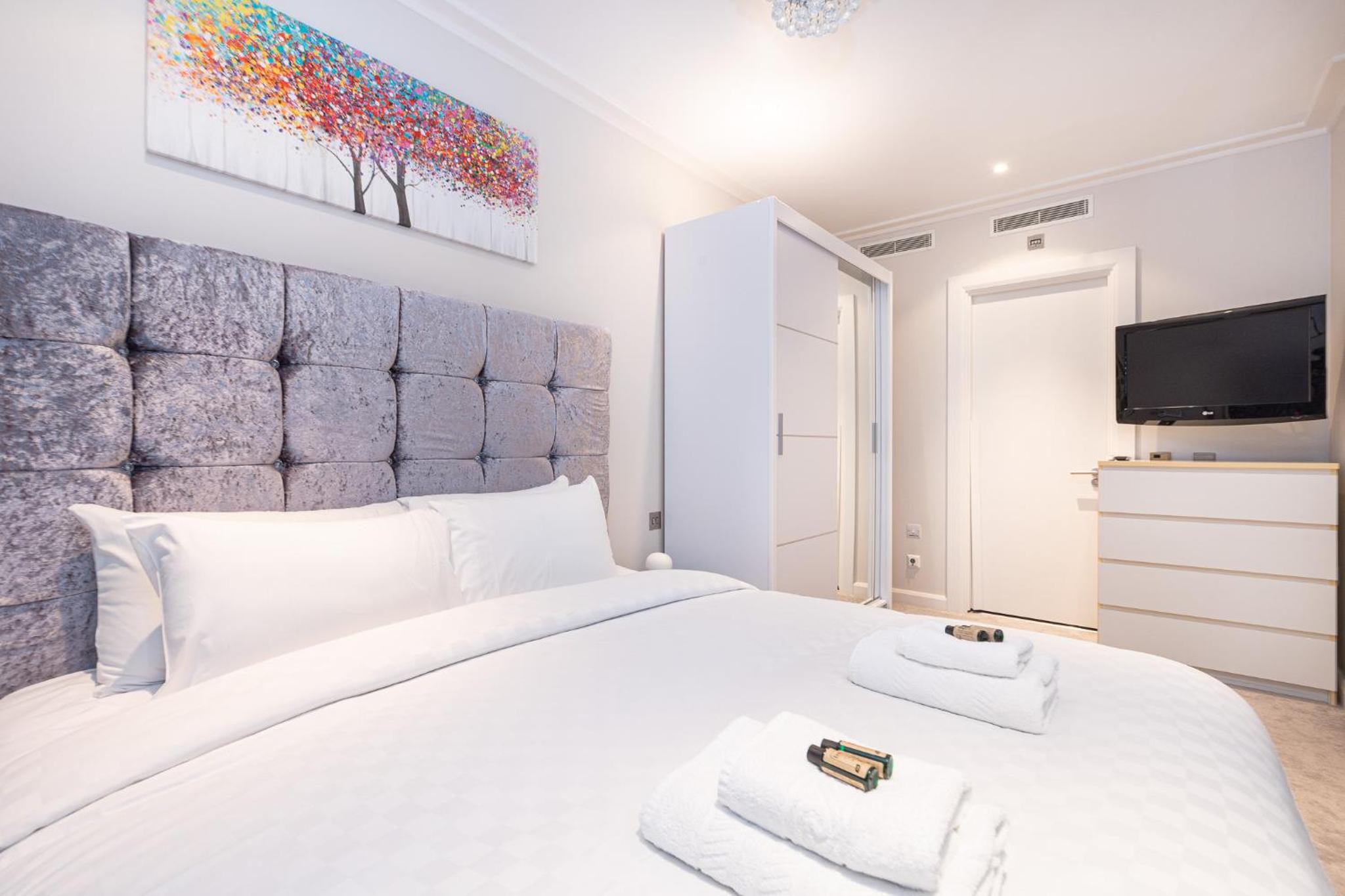 Luxurious Modern 3BR Flat in Prime Canary Wharf view 5