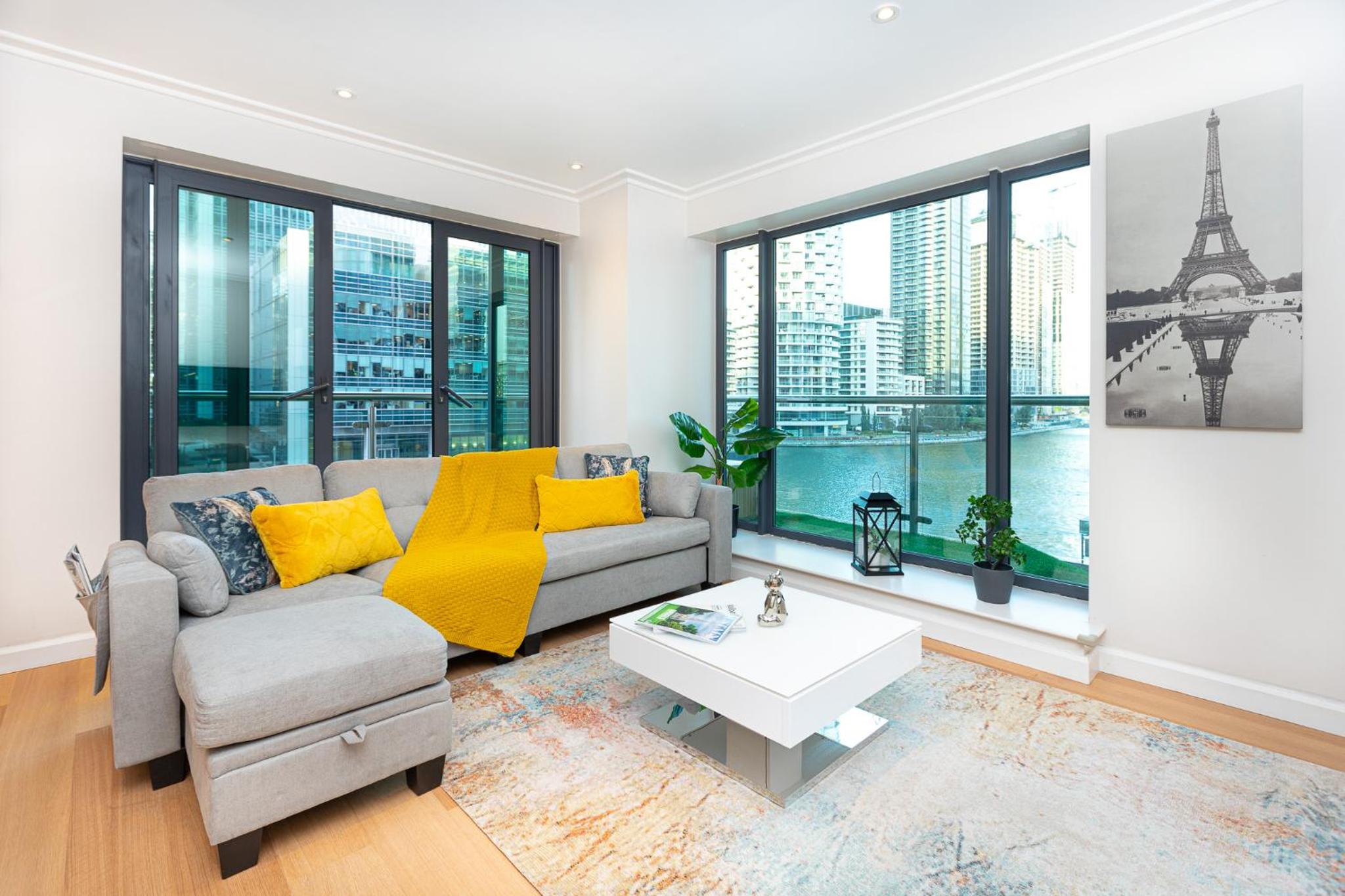 Luxurious Modern 3BR Flat in Prime Canary Wharf view 3