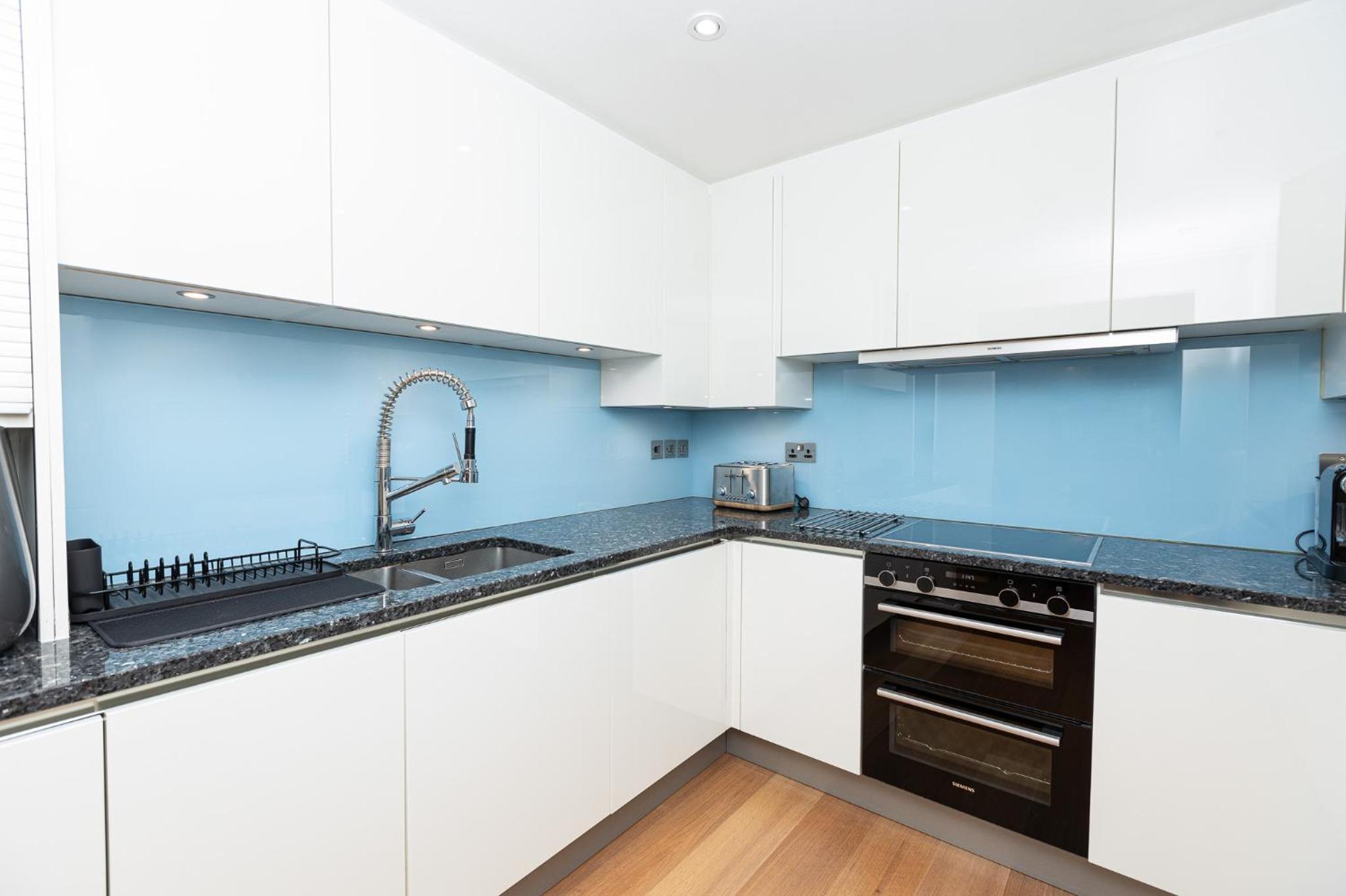 Luxurious Modern 3BR Flat in Prime Canary Wharf view 2
