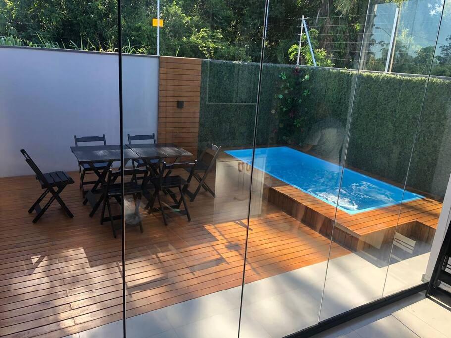 Lugar encantador com piscina.
