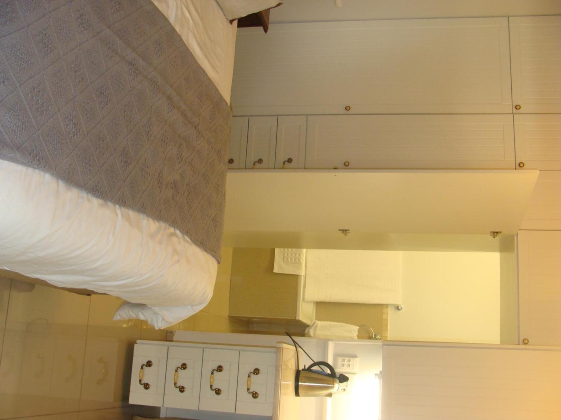 Lonehill - Suite 4 view 2