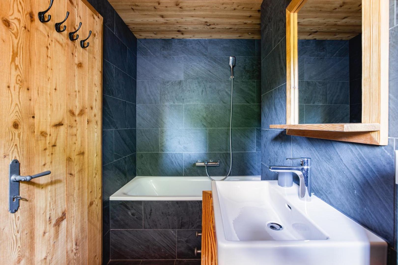 Authentic Swiss Spa Chalet Nesoya Jacuzzi Sauna