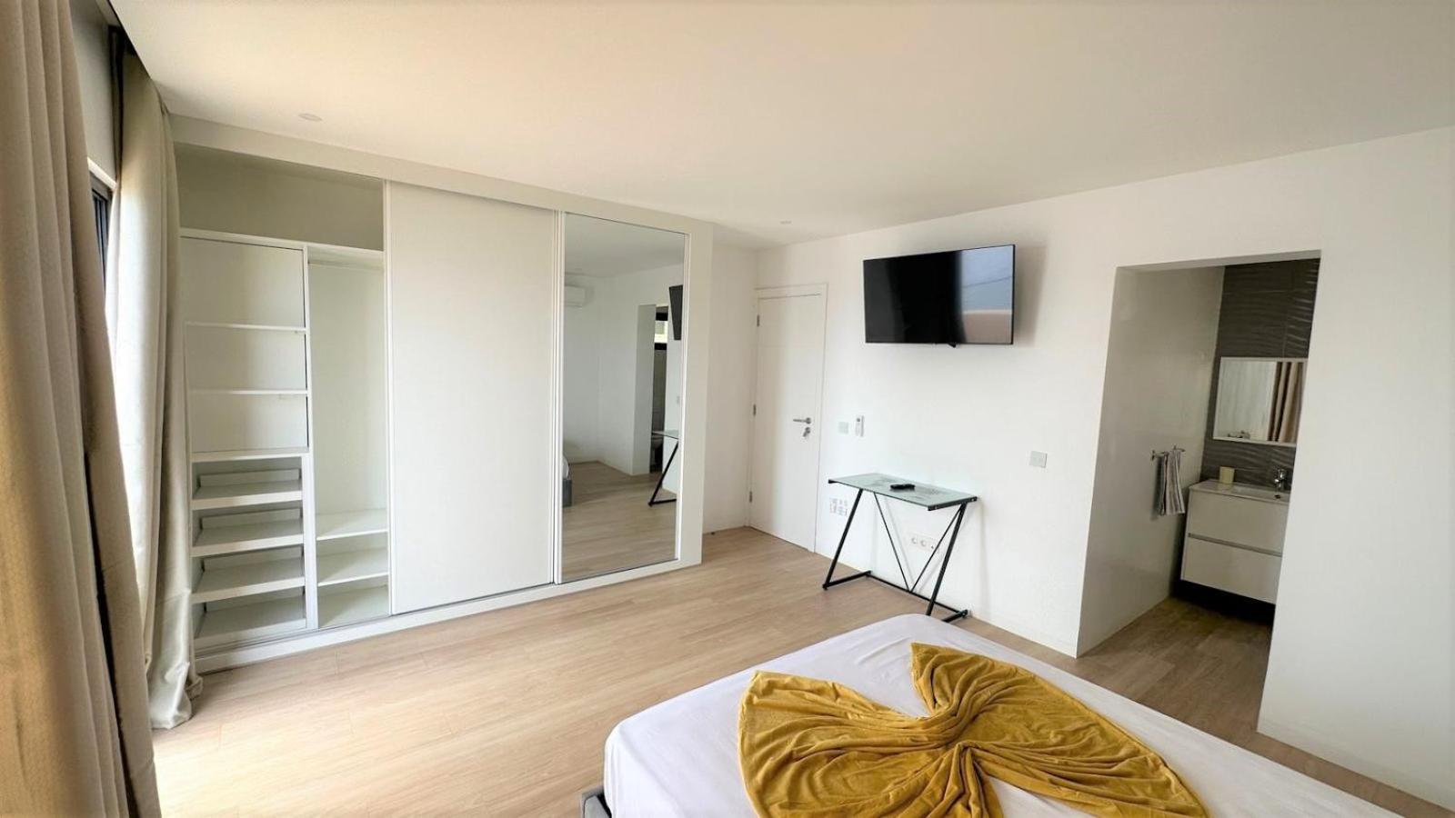 Ocean Mirror Apartment