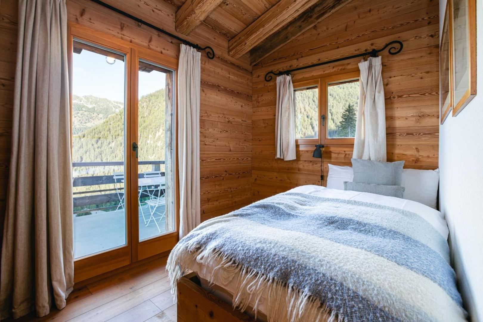 Authentic Swiss Spa Chalet Nesoya Jacuzzi Sauna