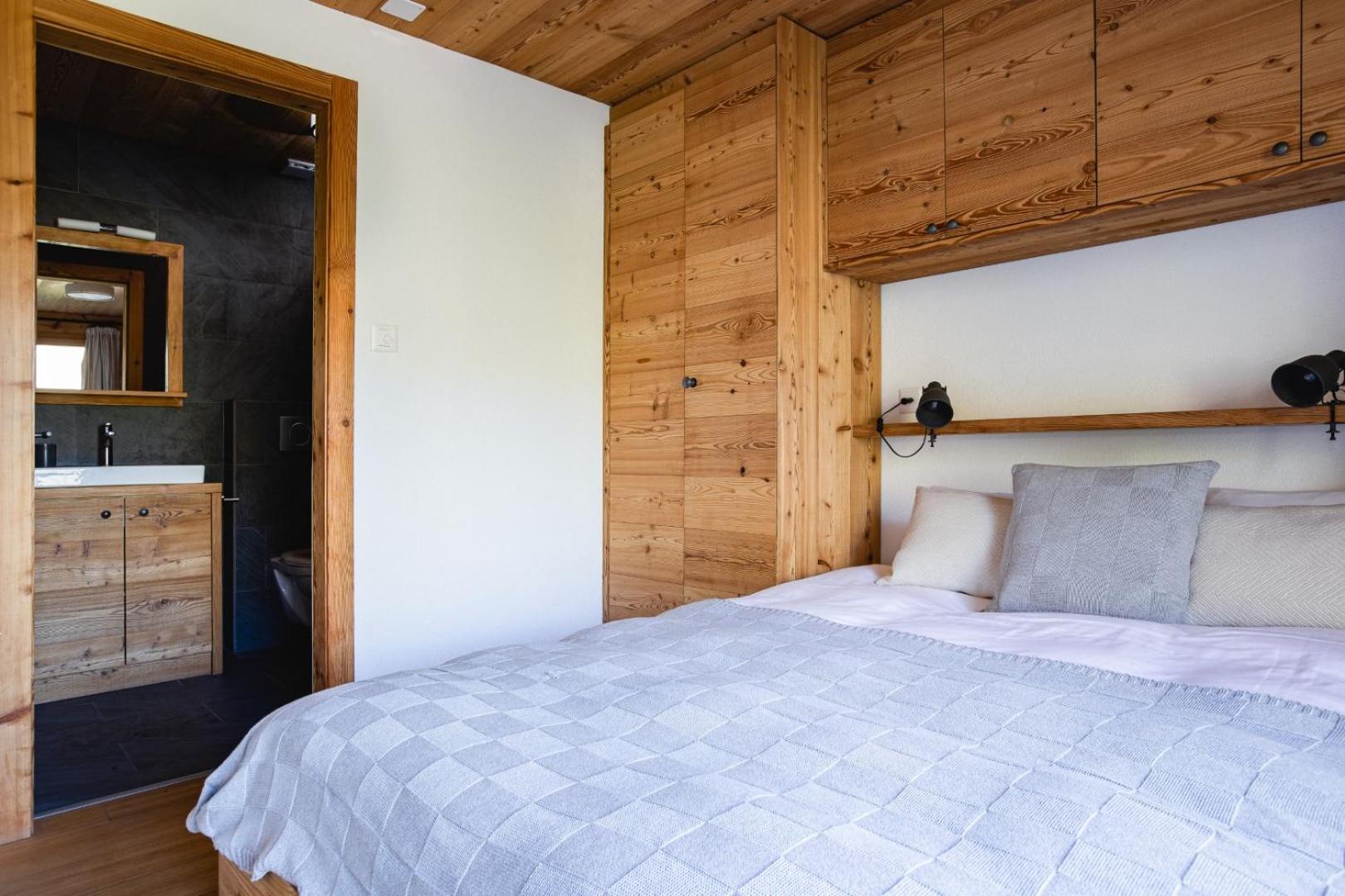 Authentic Swiss Spa Chalet Nesoya Jacuzzi Sauna